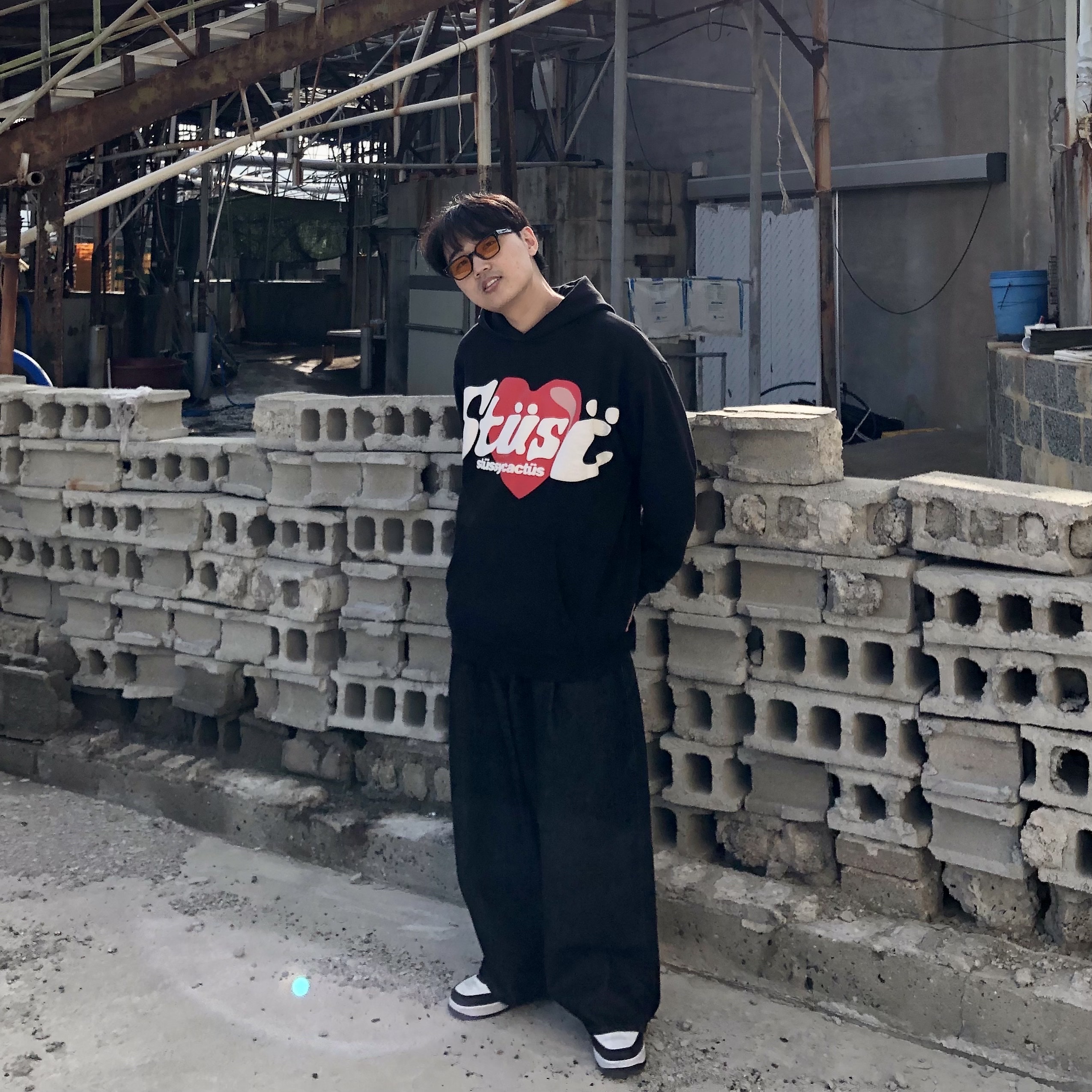 Stussy x Cactus Plant Flea Market Heart Hoodie, Nike x Stussy Air Force 1 '07 Mid SP Black and Light Bone 착용 스타일