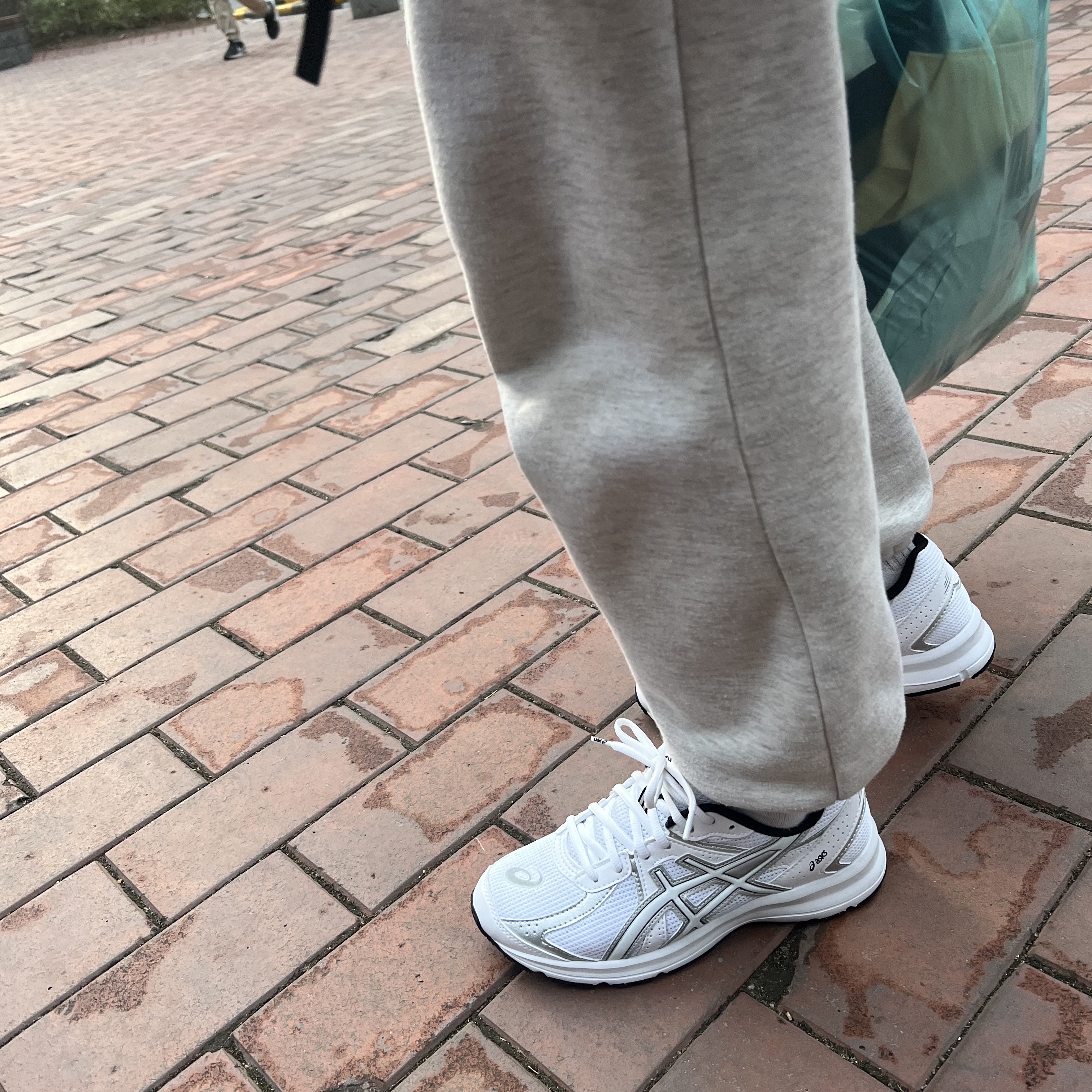 Asics Jog 100 S White - 2E Wide 착용 스타일 - 1