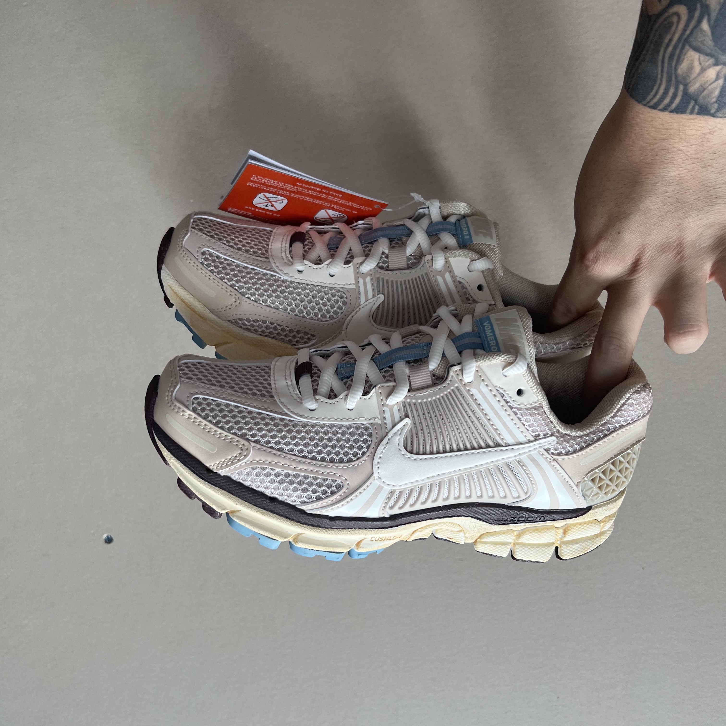 (W) Nike Zoom Vomero 5 Oatmeal 착용 스타일