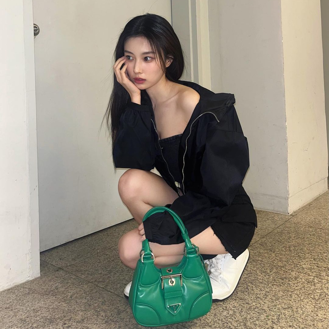 Prada Moon Padded Nappa Leather Bag Mango, Prada Downtown Leather High-Top Sneakers White Black 착용 스타일 - 3