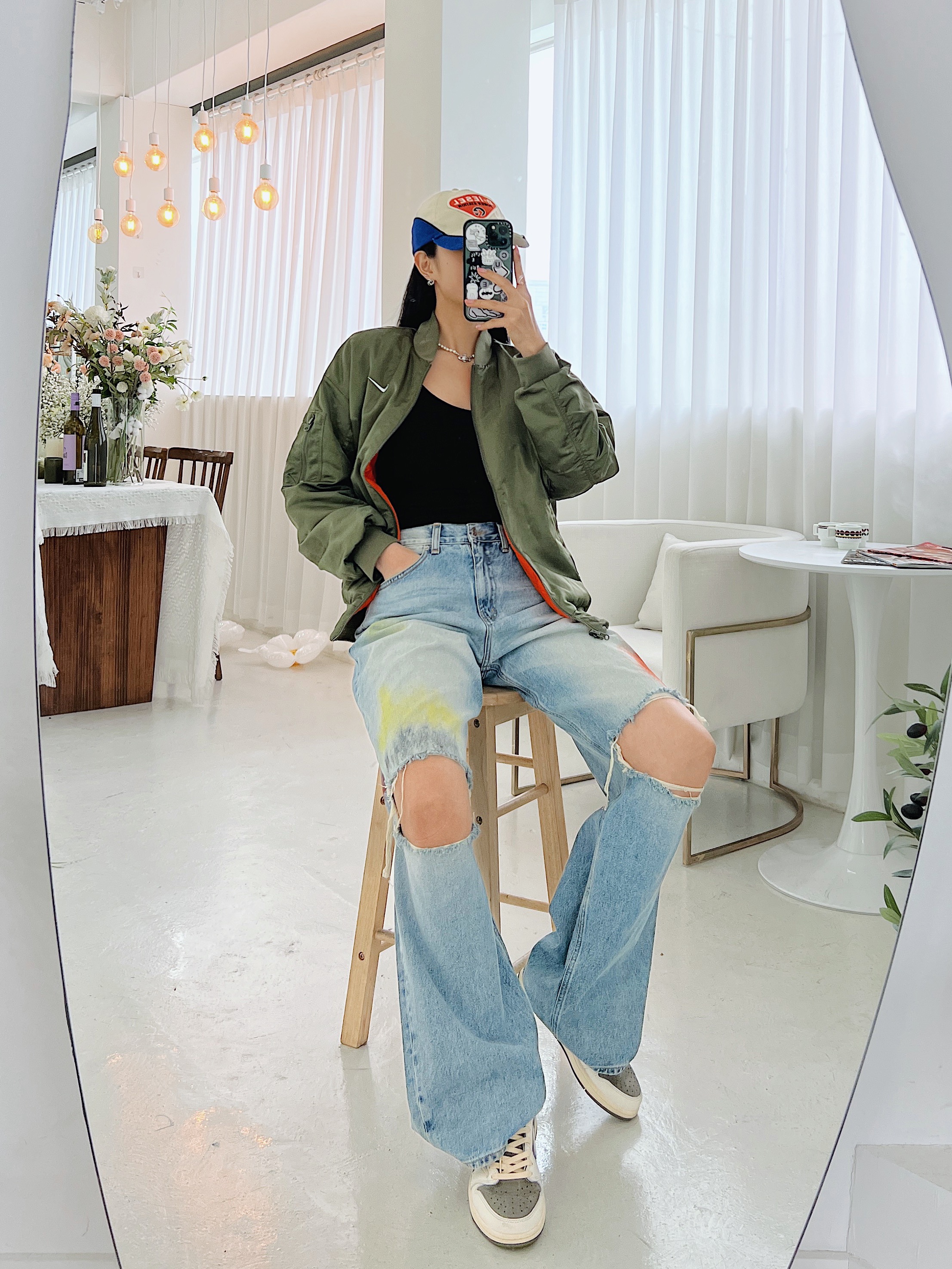 Jordan 1 x Travis Scott Retro Low OG SP Sail and Ridgerock, Diesel C-Pavel Logo Patches Baseball Cap White 착용 스타일 - 3