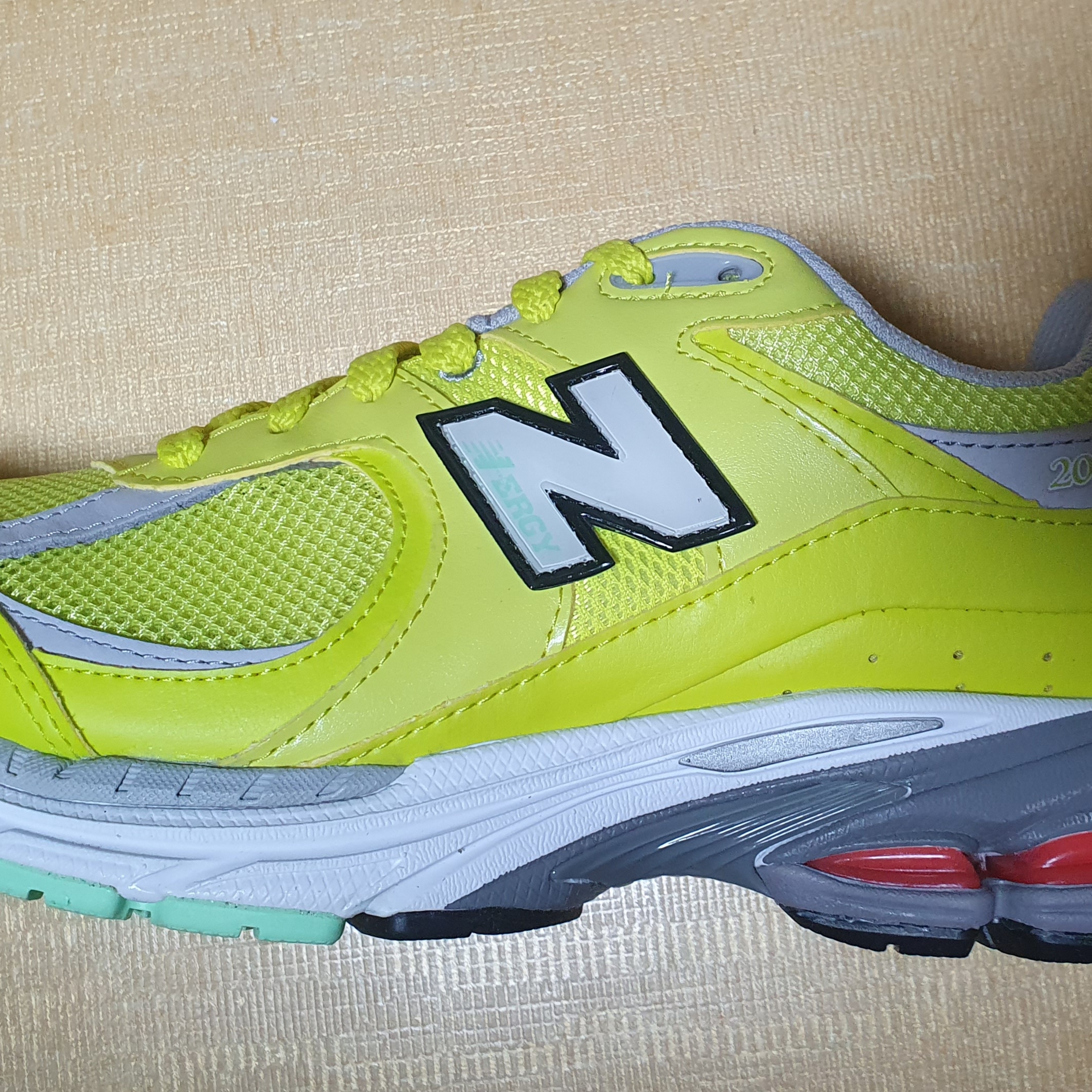 New Balance 2002R Sulphur Yellow 착용 스타일