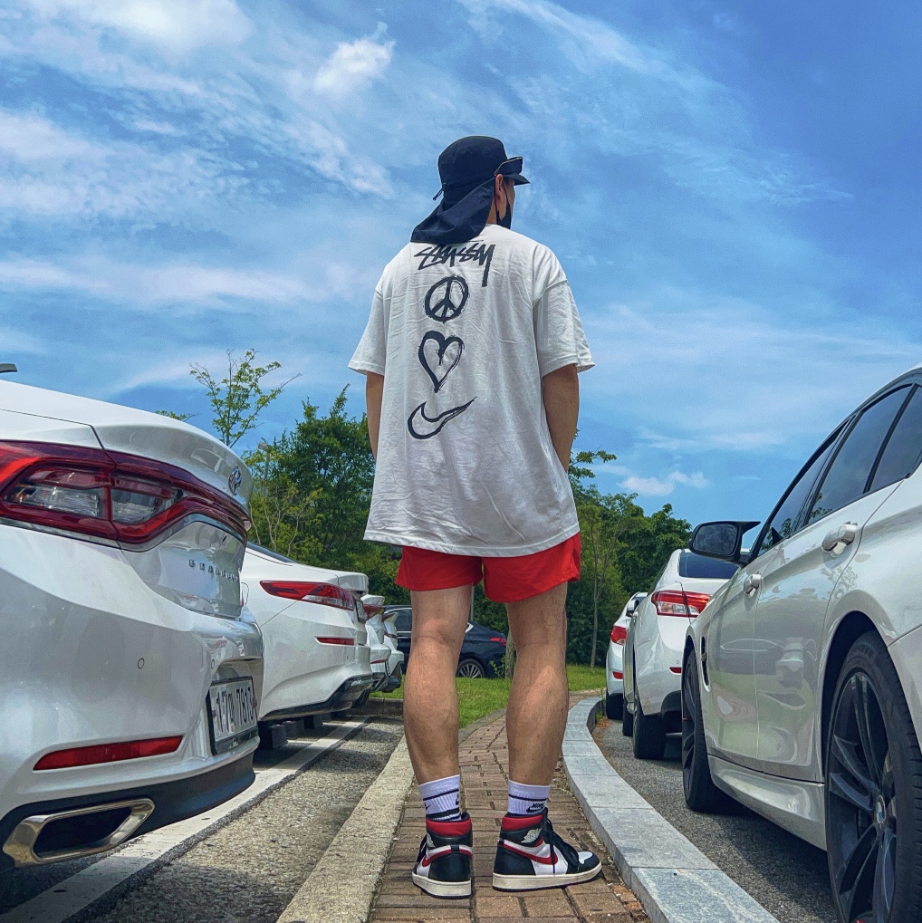 Jordan 1 Retro High OG Gym Red, Nike x Stussy NRG RA T-Shirt Summit White (DM4943-121) 착용 스타일