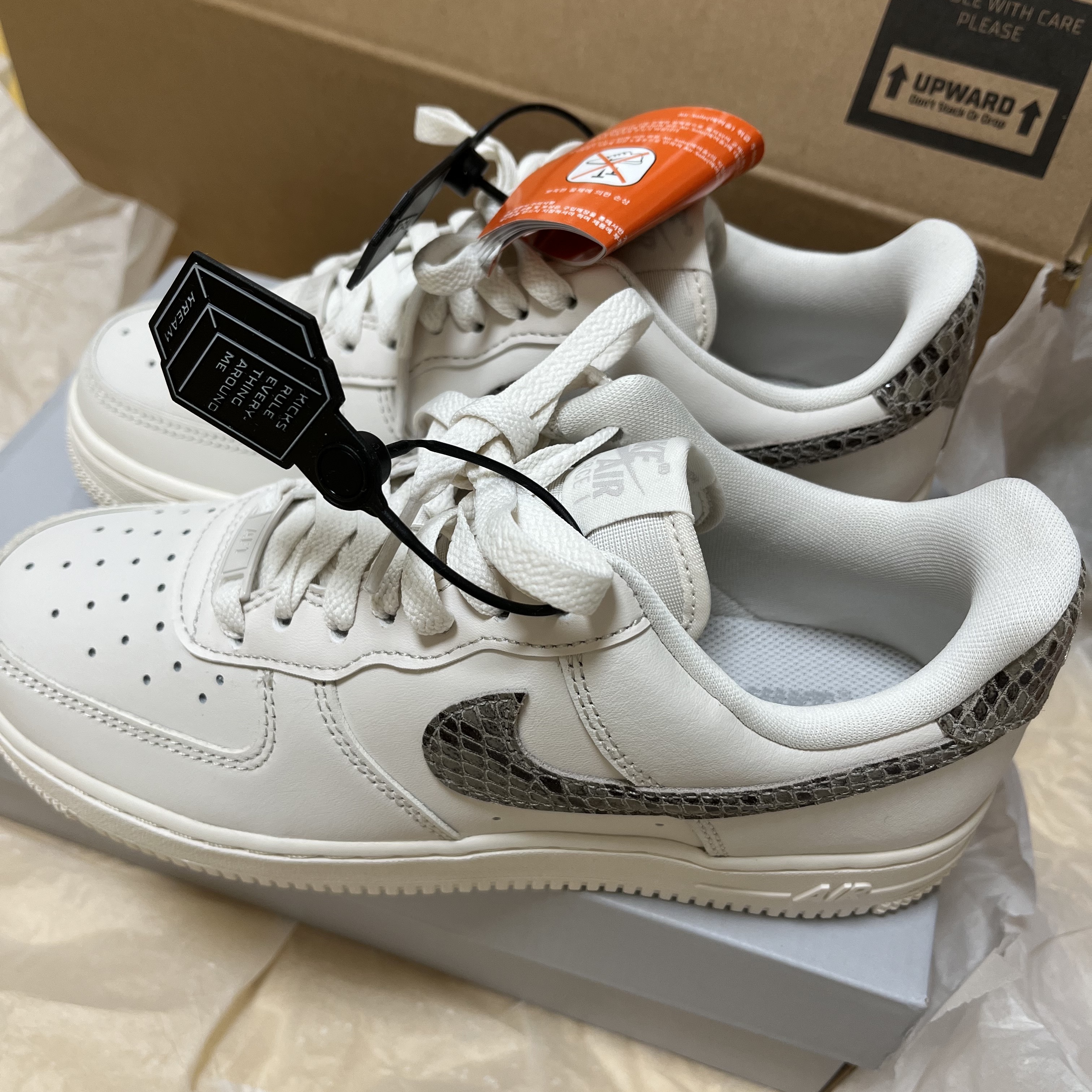 (W) Nike Air Force 1 '07 Phantom Light Iron Ore 착용 스타일 - 1