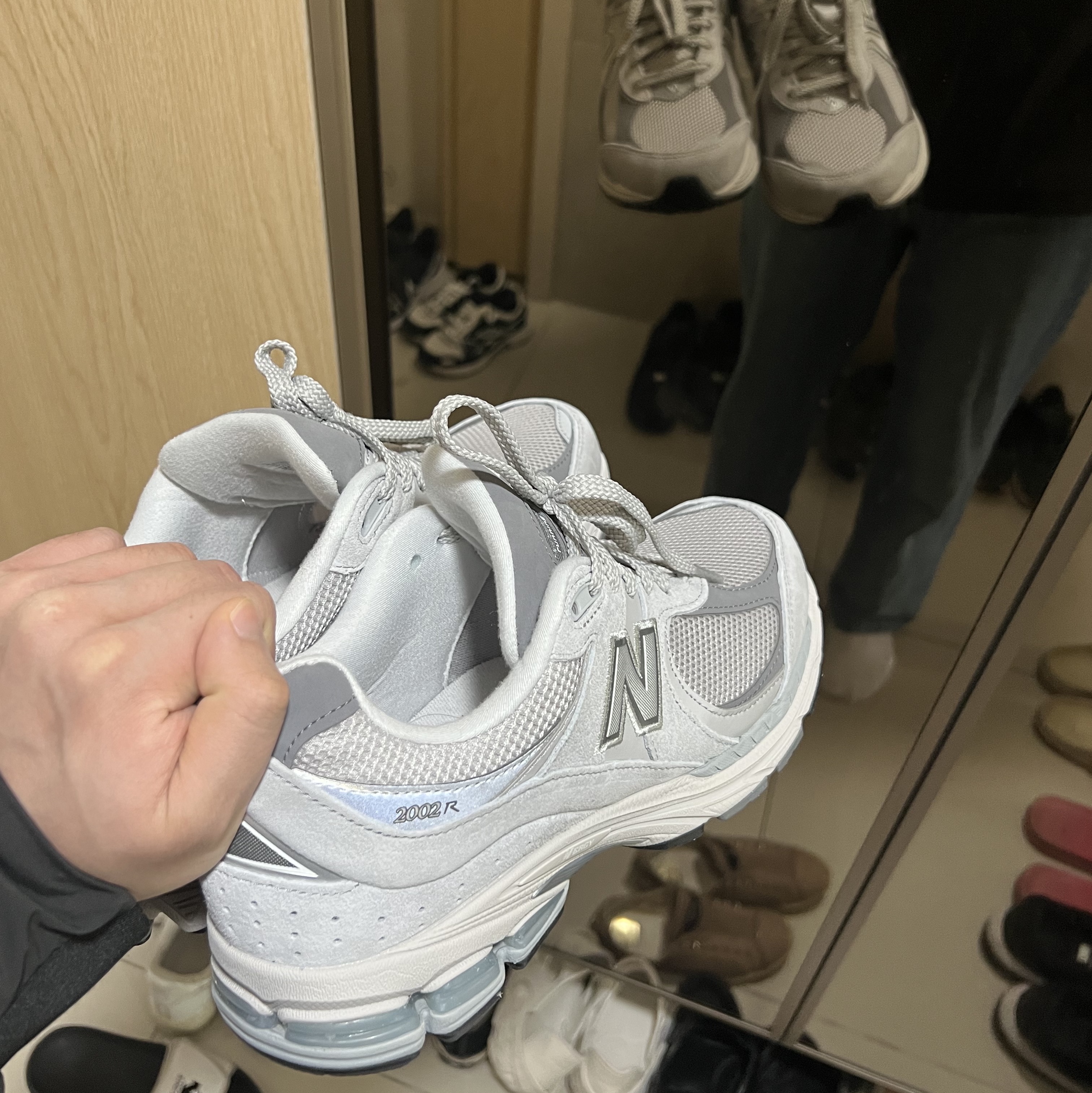 New Balance 2002R T2 Gray 착용 스타일 - 1