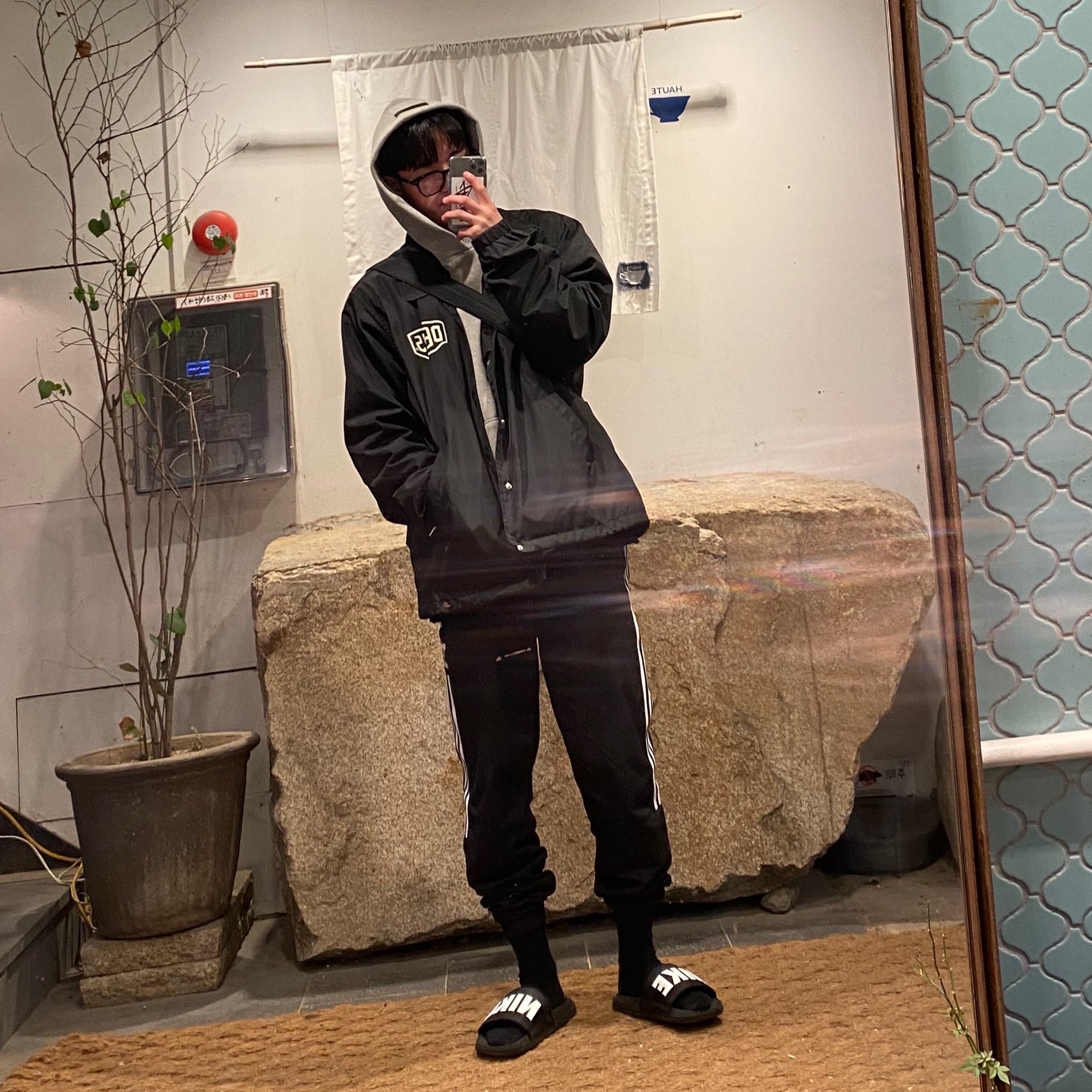 Essentials The Core Collection Hoodie Dark Oatmeal 착용 스타일
