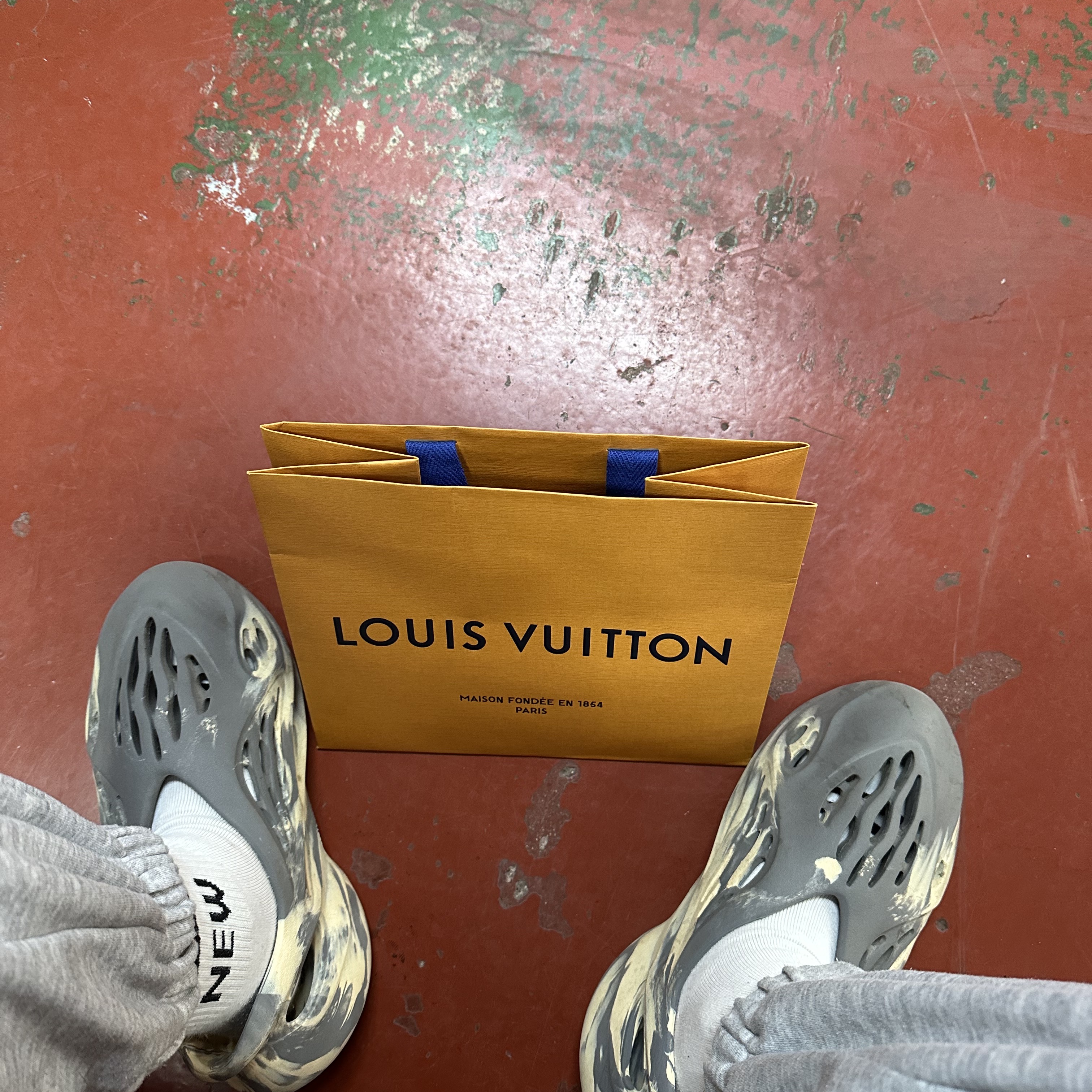 Adidas Yeezy Foam RNNR MXT Moon Gray 착용 스타일