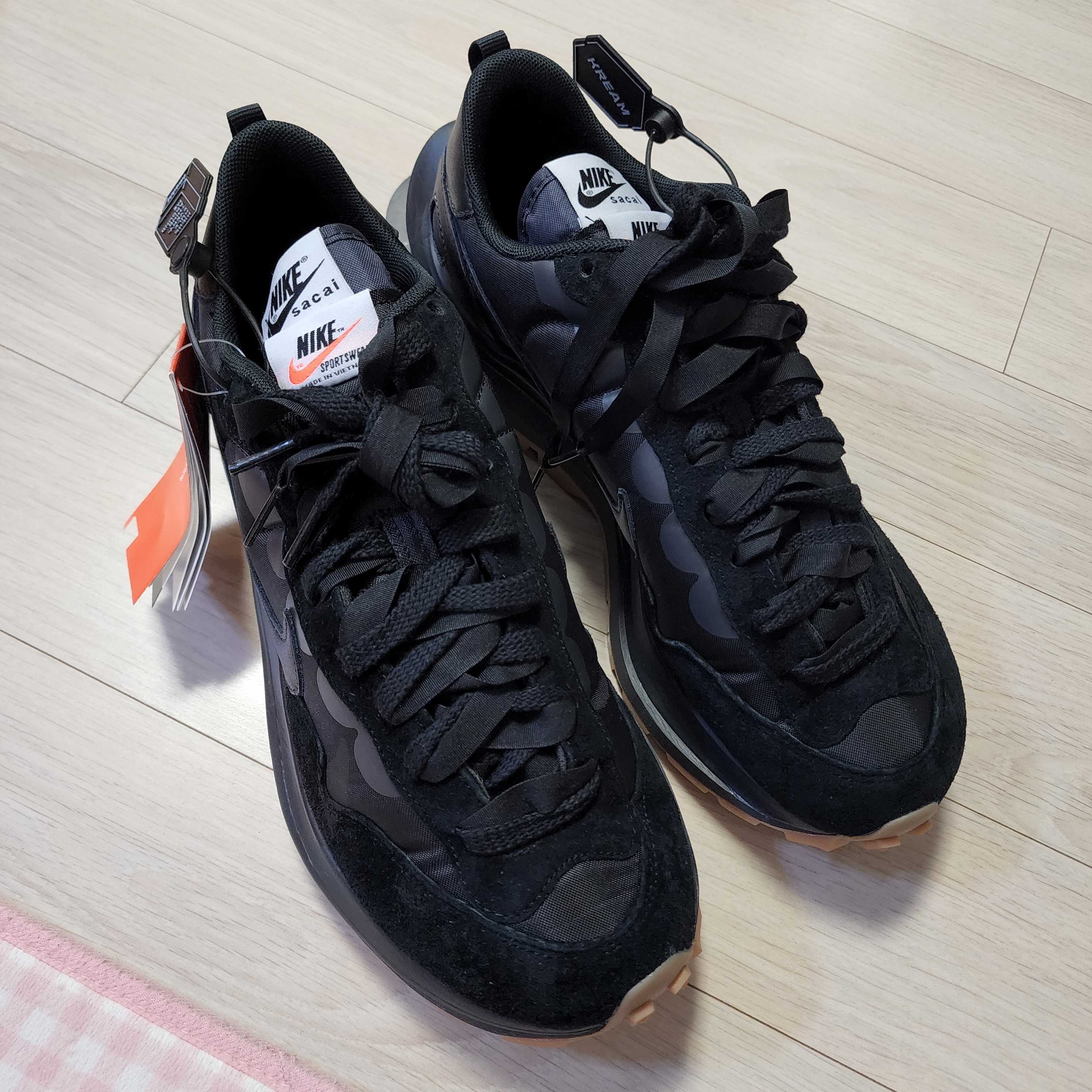 (PS) Nike Dunk Low Black, Nike x Sacai VaporWaffle Black and Gum 착용 스타일 - 2