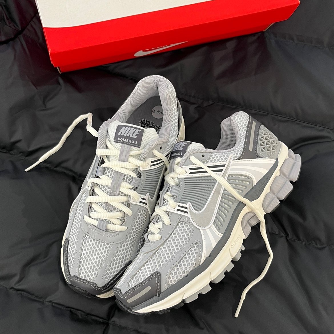 (W) Nike Zoom Vomero 5 Pure Platinum Metallic Silver 착용 스타일 - 1
