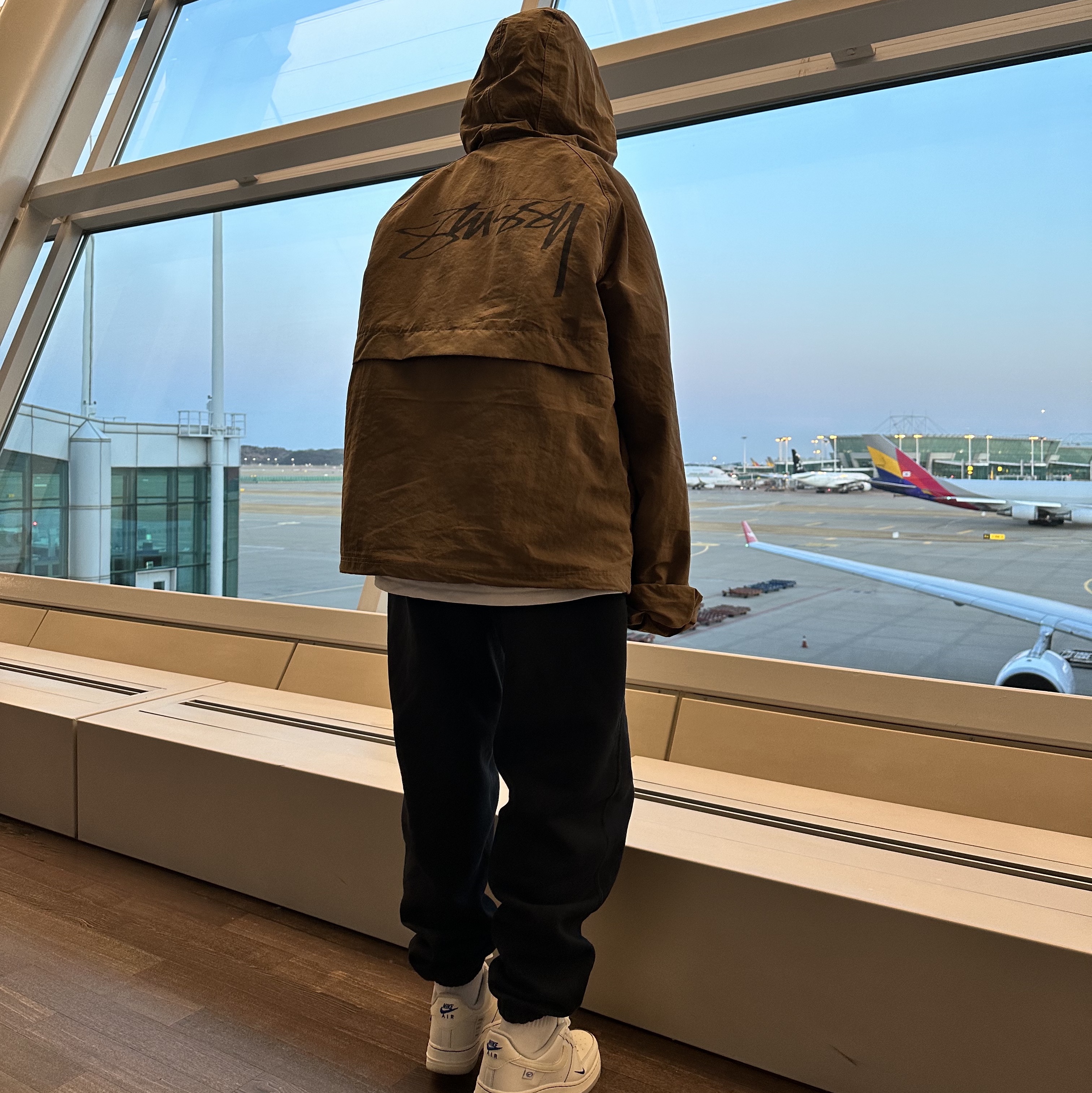 Stussy Wave Dye Beach Shell Jacket Brown, (W) Nike Air Force 1 '07 LX Game Royal Sail 착용 스타일 - 2