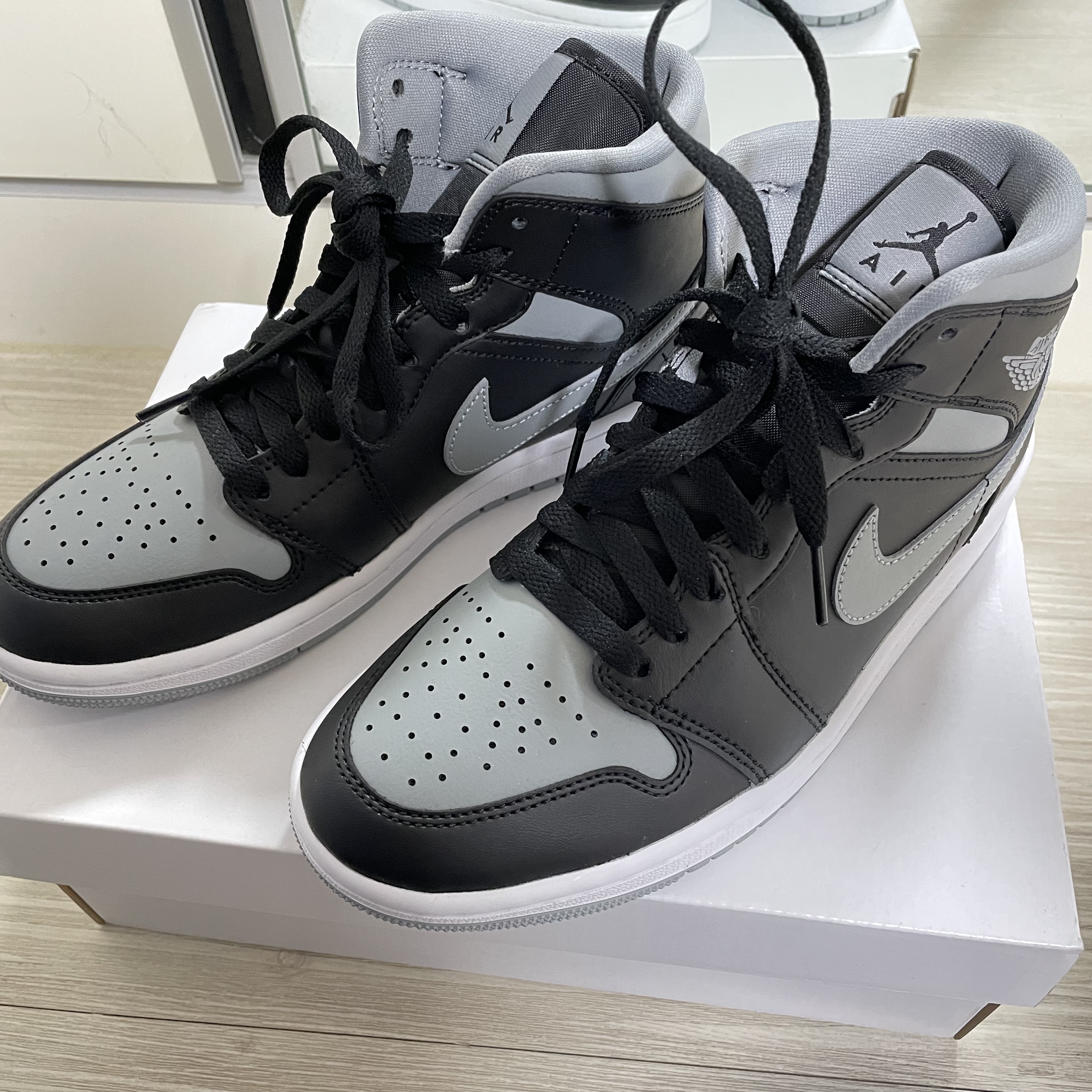(W) Jordan 1 Mid Black Particle Grey 착용 스타일 - 1