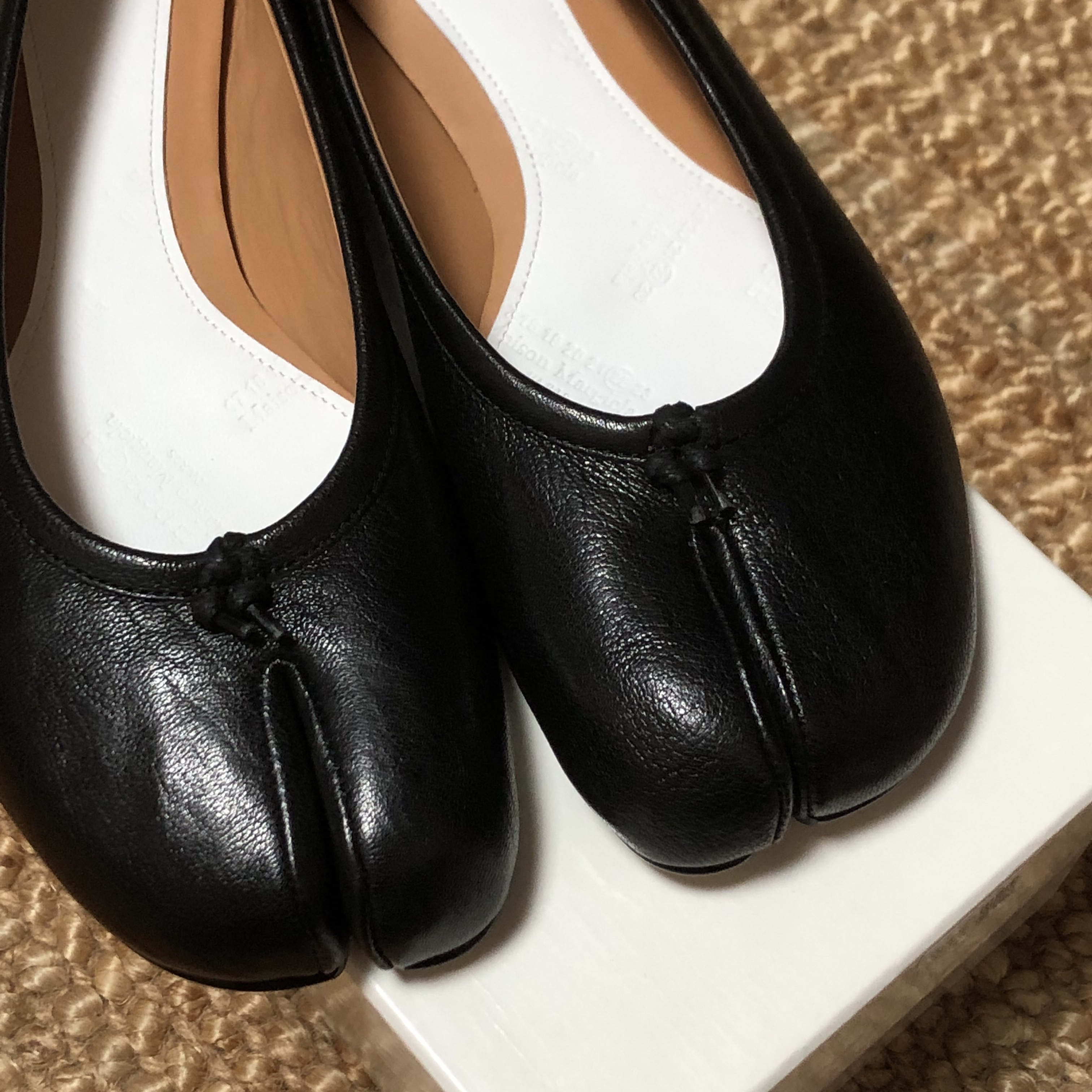 (W) Maison Margiela Tabi Ballet Flat Shoes Black 착용 스타일 - 2