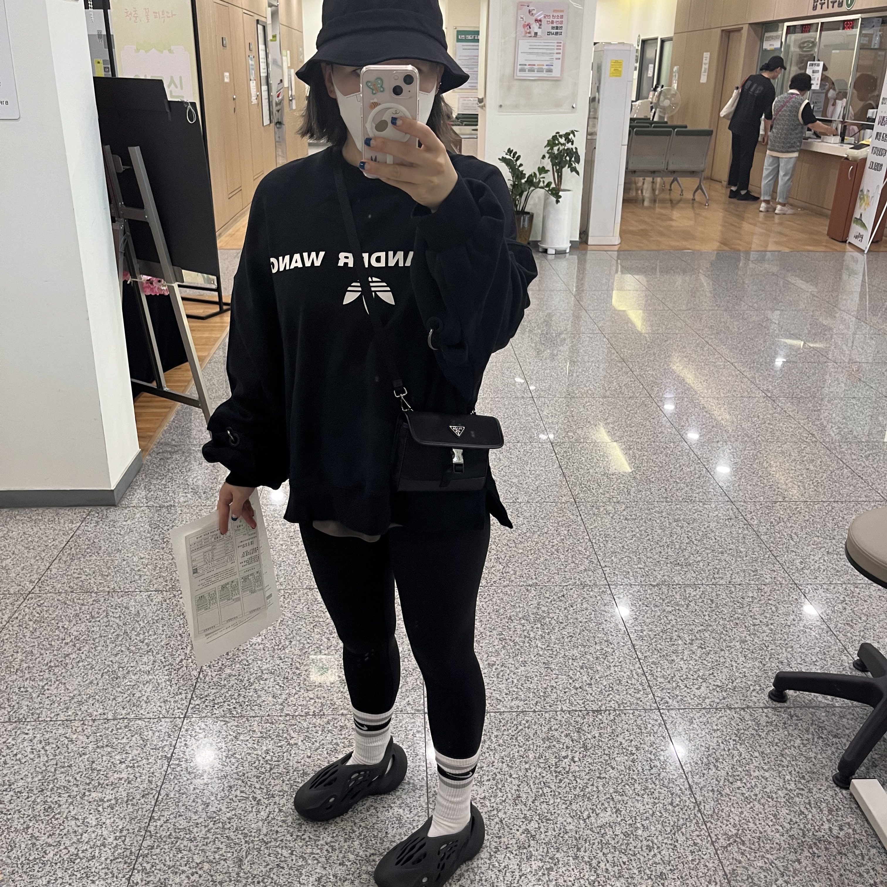 Prada Re-Nylon and Saffiano Leather Smartphone Case Black, Adidas Yeezy Foam RNNR Onyx 착용 스타일