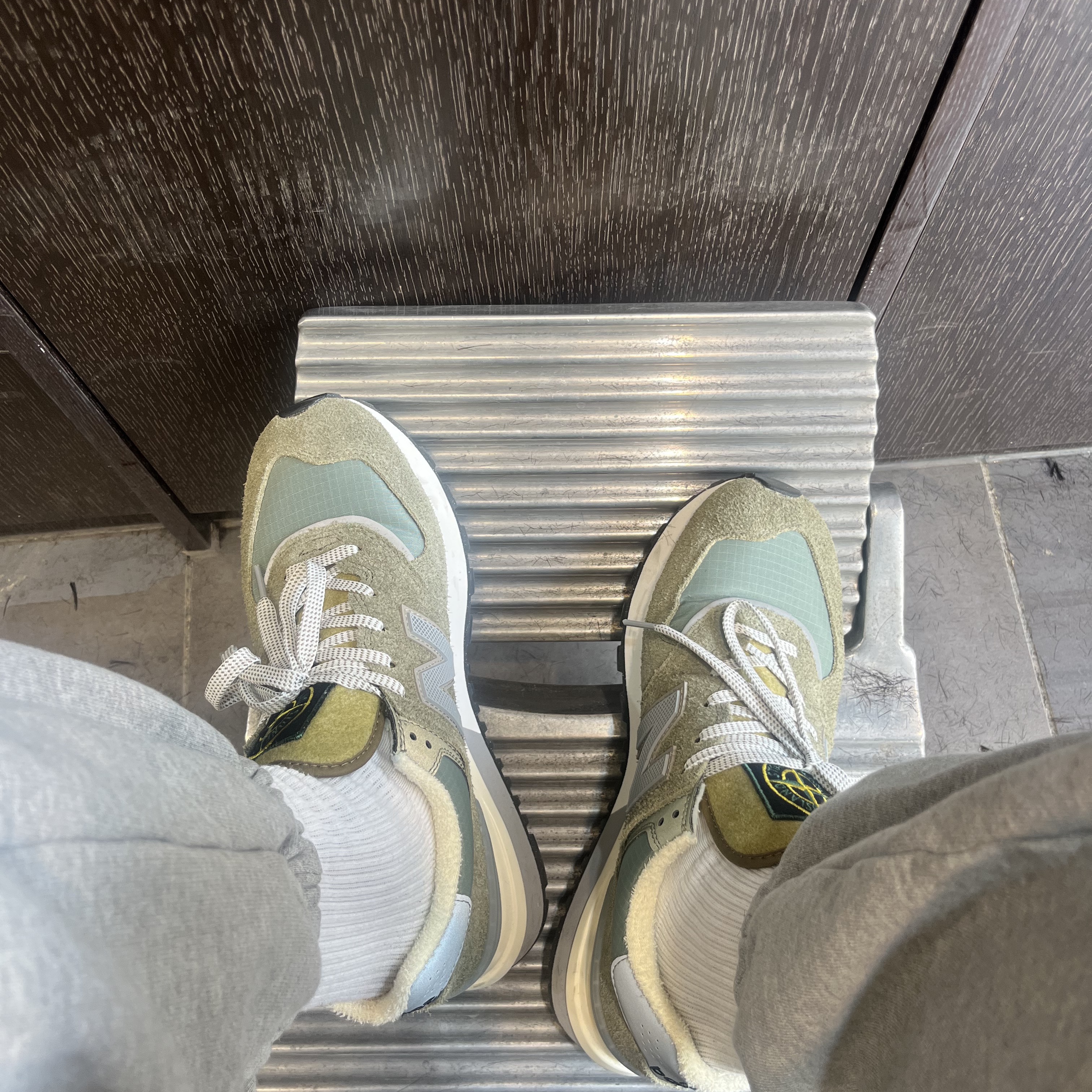 New Balance x Stone Island 574 Legacy Green 착용 스타일