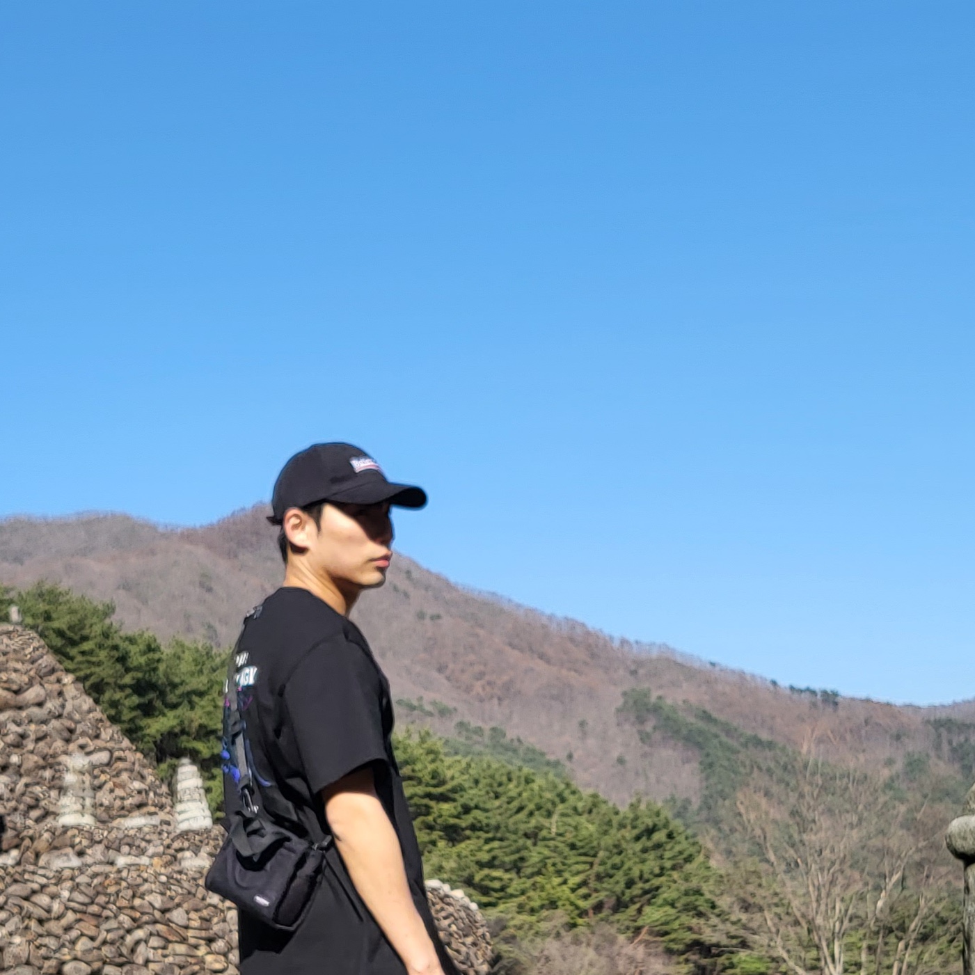 Wooyoungmi Butterfly Back Logo T-shirt Black - 23SS, Telfar x Eastpak Small Shopper Black 착용 스타일 - 2