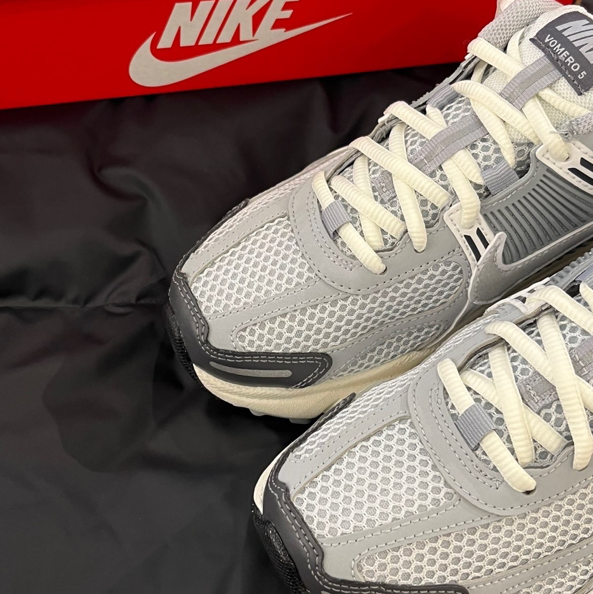 (W) Nike Zoom Vomero 5 Pure Platinum Metallic Silver 착용 스타일 - 3