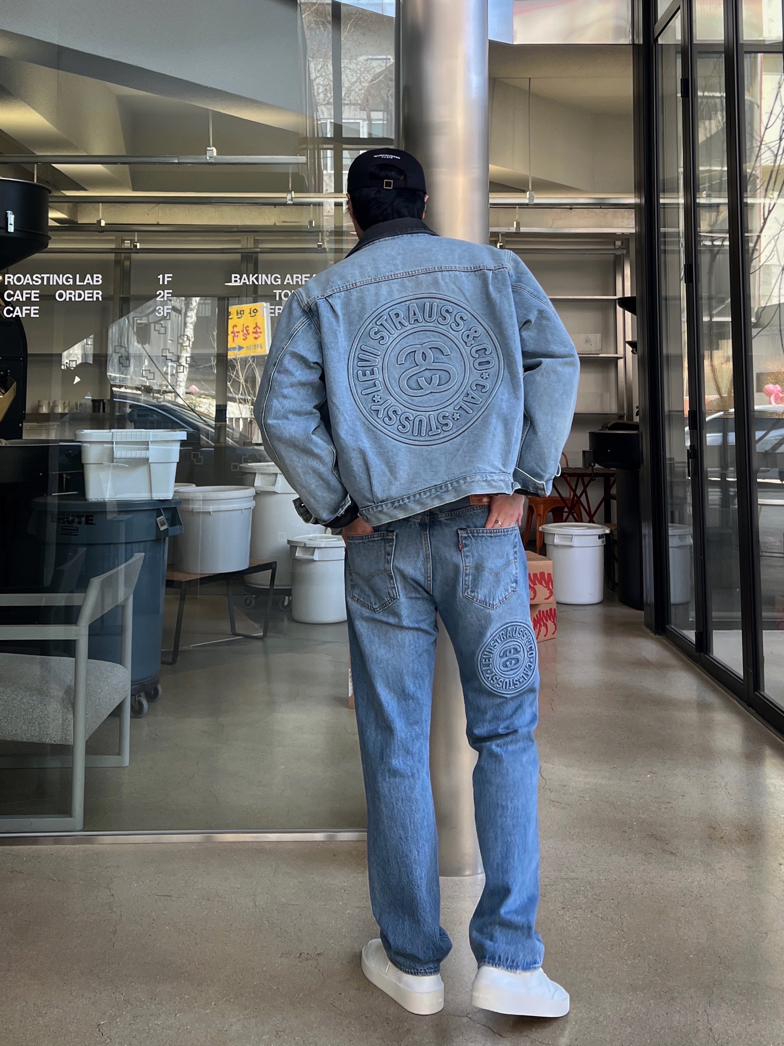 Stussy x Levi's Embossed 501 Jean Indigo, Stussy x Levi's Embossed Trucker Jacket Indigo 착용 스타일 - 2