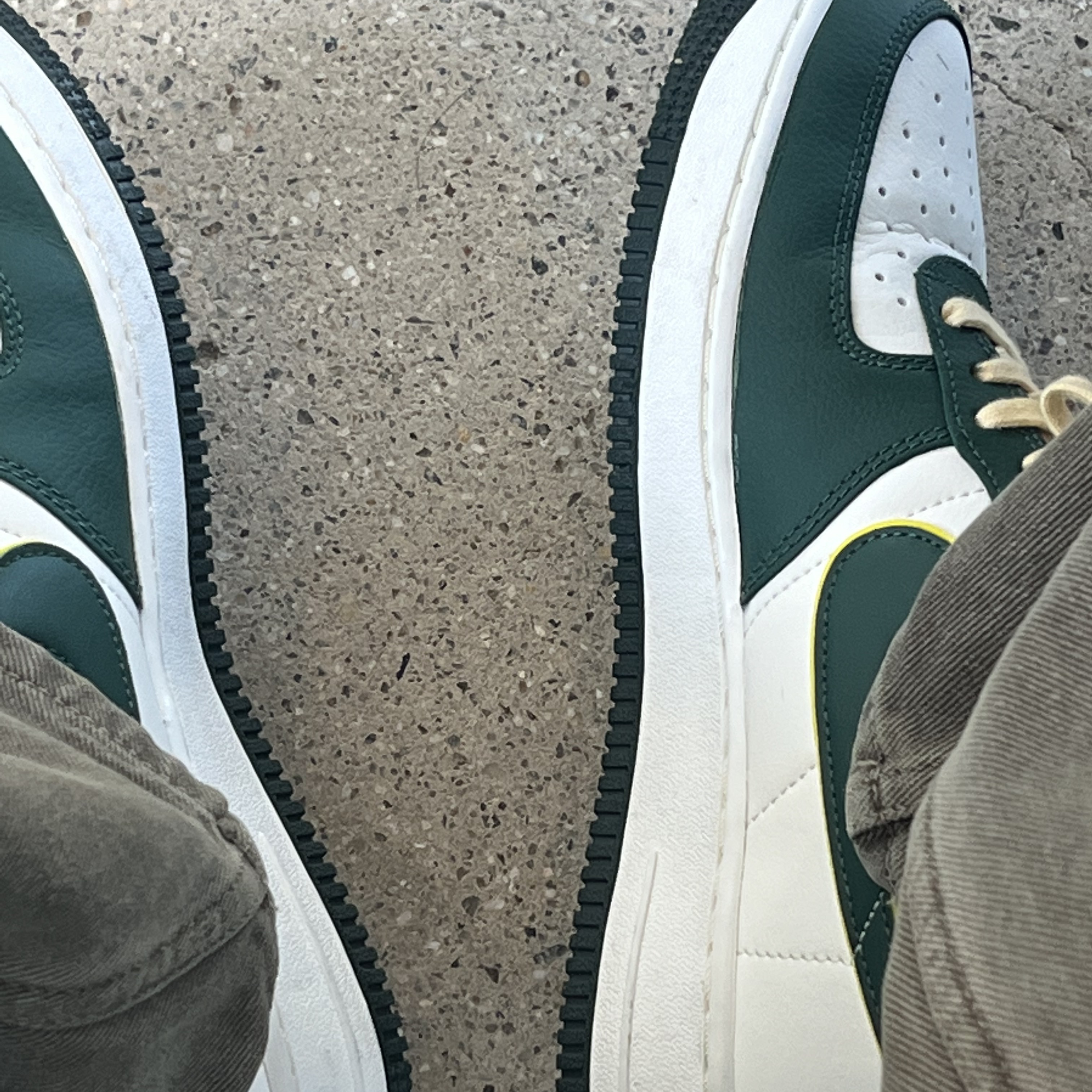 Nike Air Force 1 '07 LV8 Sail Noble Green 착용 스타일 - 2