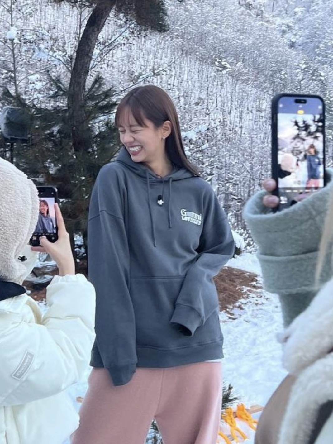 (W) Ganni Oversized Isoli Loveclub Hoodie Volcanic Ash 착용 스타일 - 1