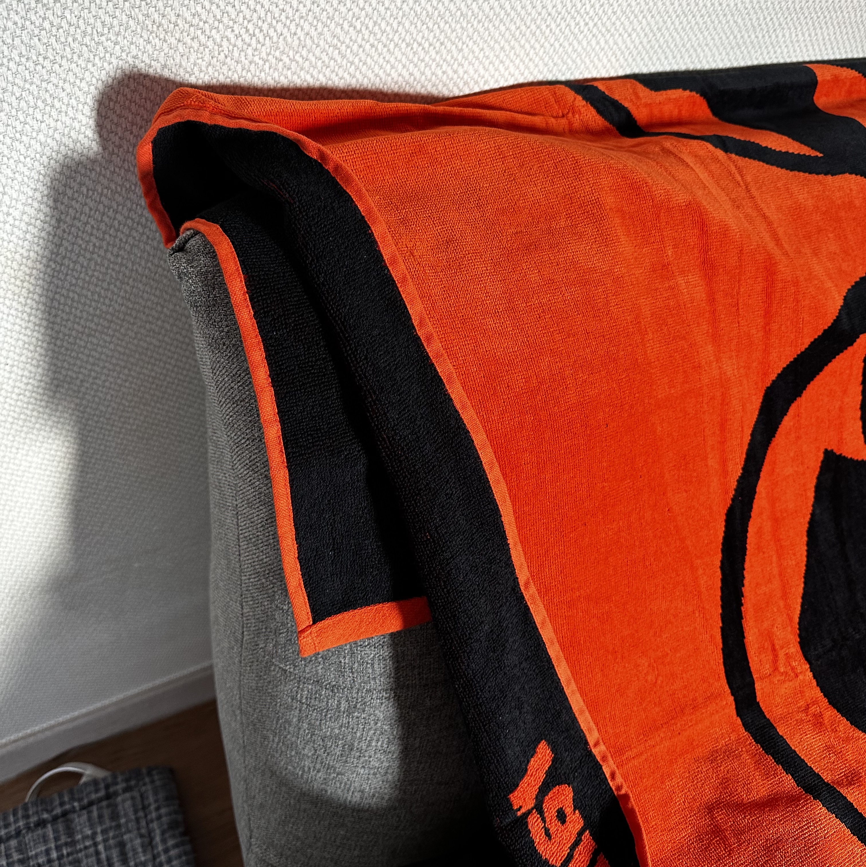 Stussy x Cactus Plant Flea Market Towel Orange 착용 스타일 - 2