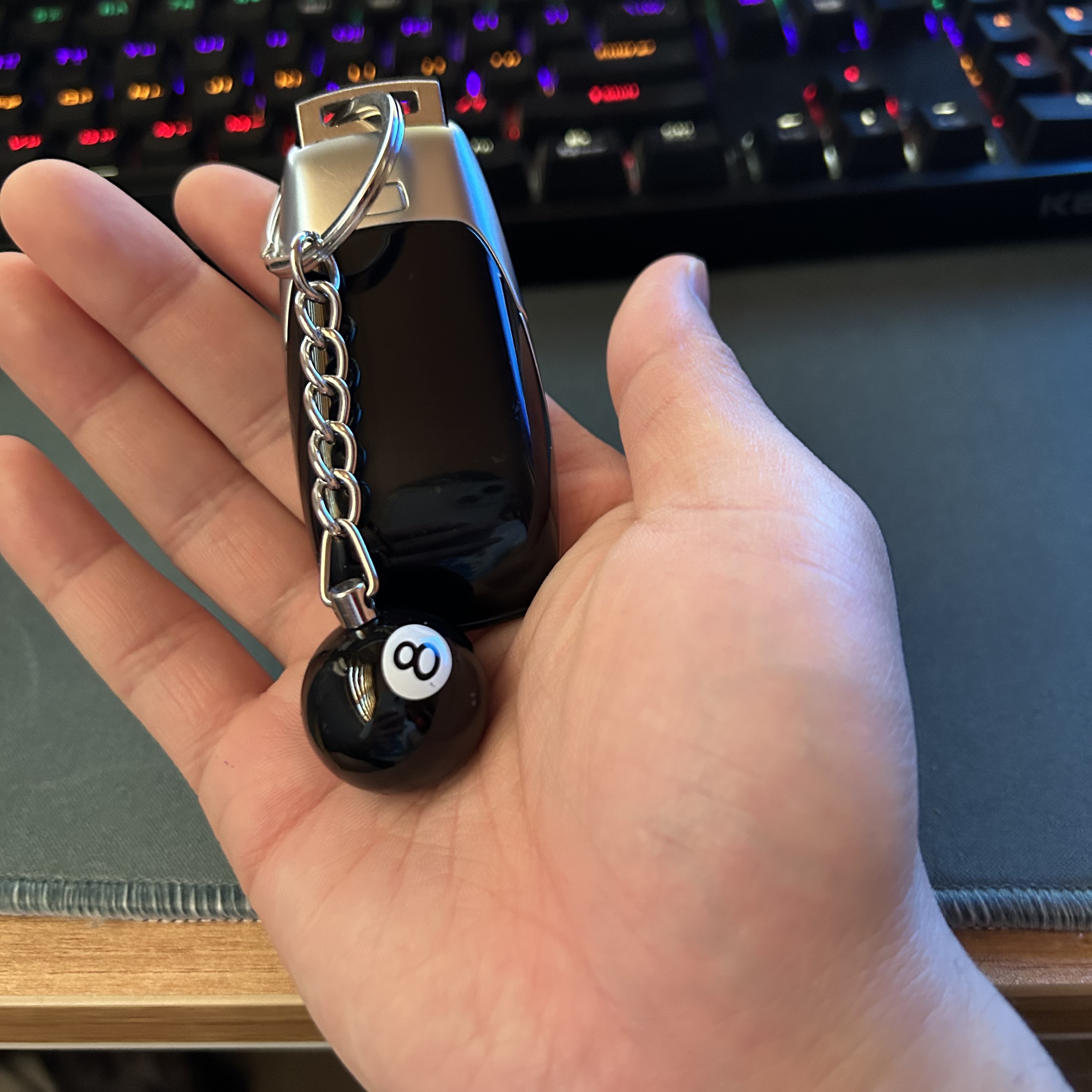 Stussy 8 Ball Keychain Black 착용 스타일