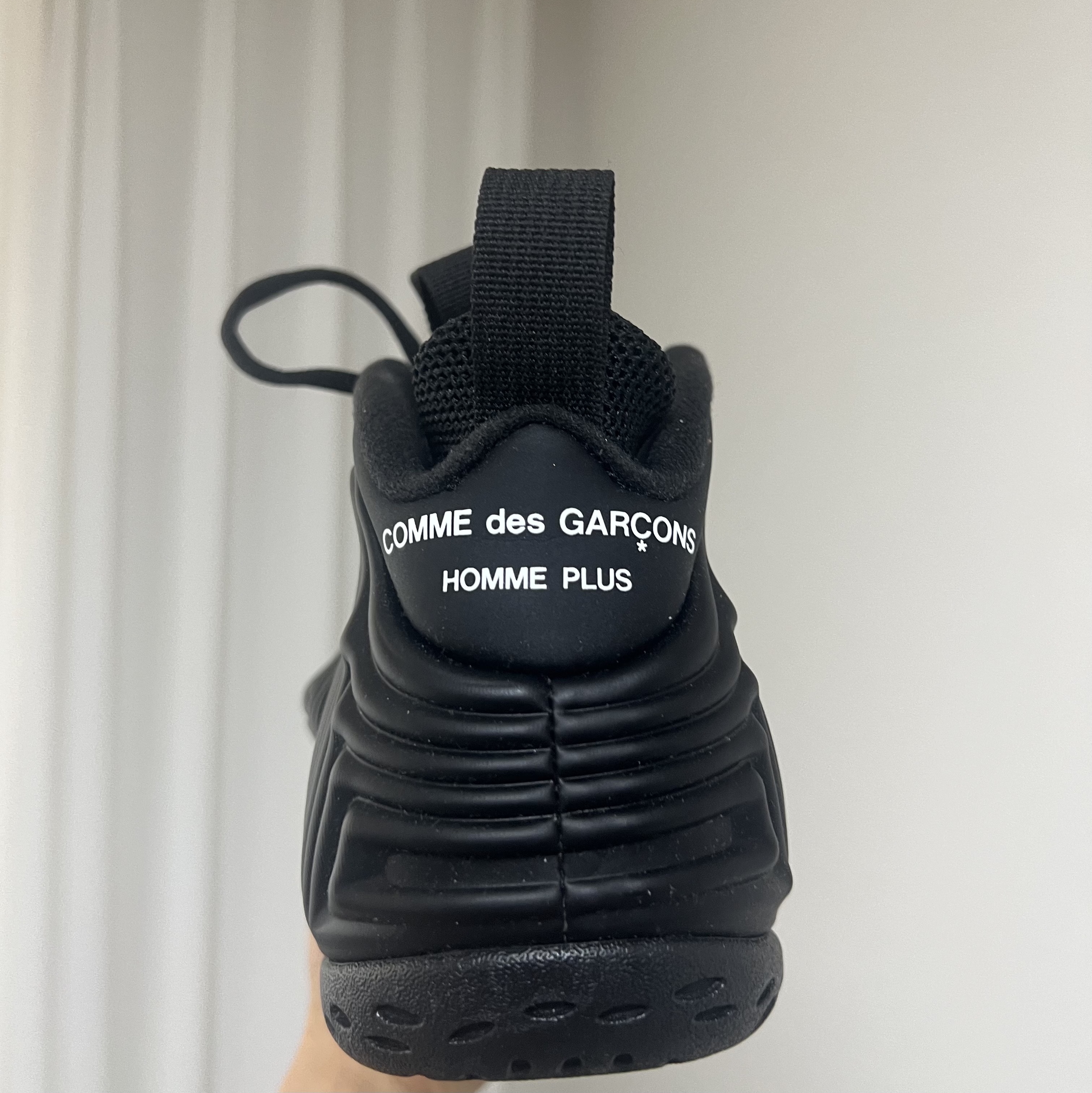 Nike x Comme des Garcons Homme Plus Air Foamposite One Black 착용 스타일 - 2