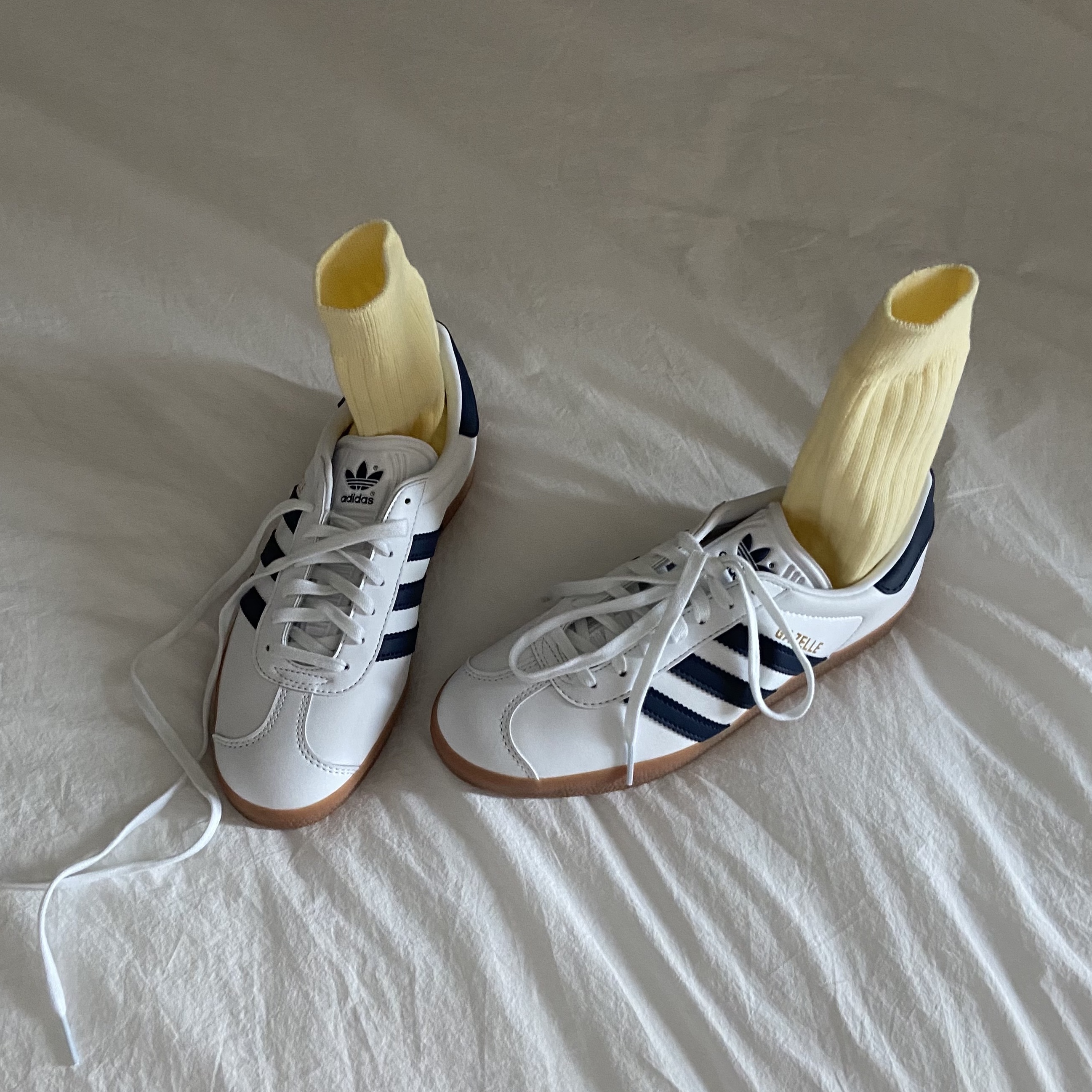 Adidas Gazelle White Collegiate Navy 착용 스타일