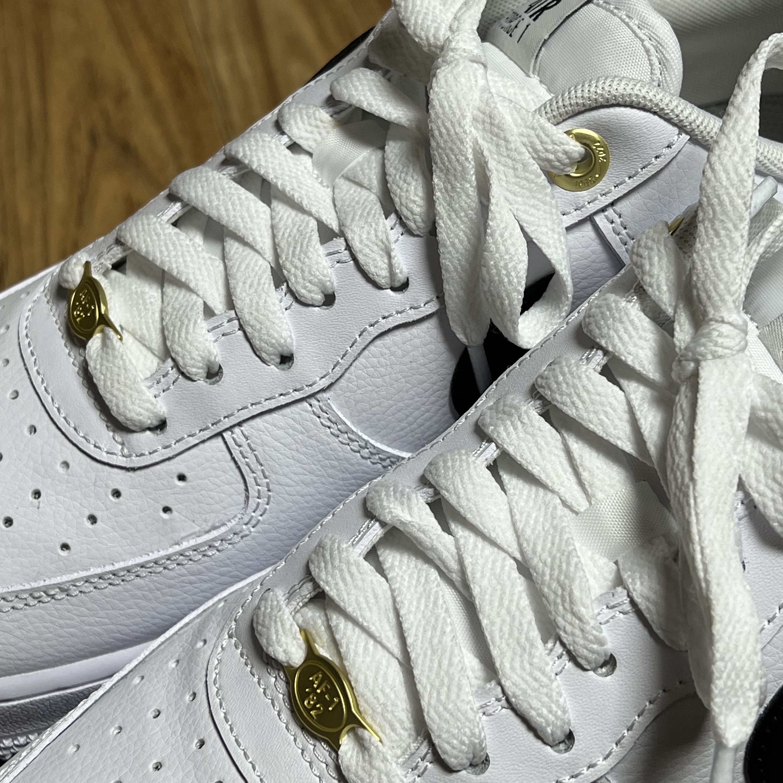 Nike Air Force 1 '07 LV8 40th Anniversary Join Forces White Black 착용 스타일 - 2
