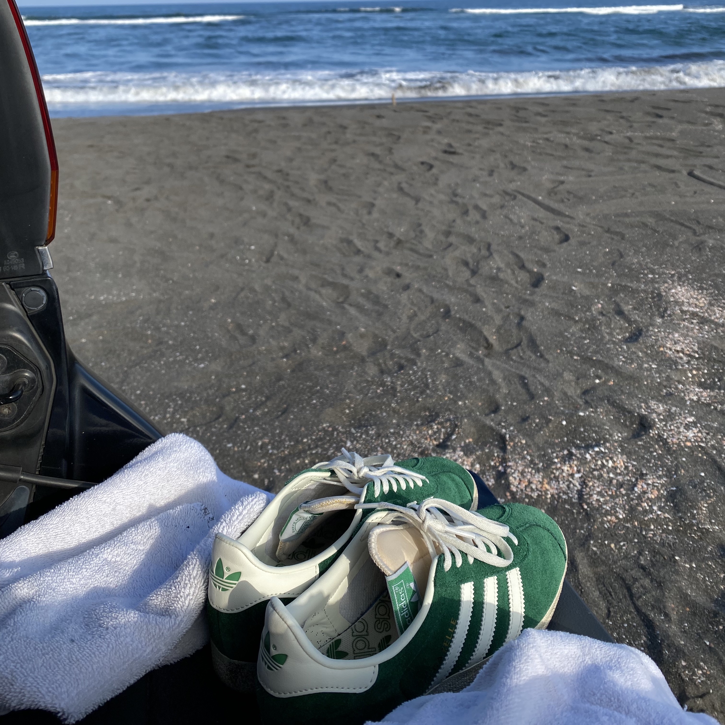 Adidas Gazelle Dark Green Cream White 착용 스타일