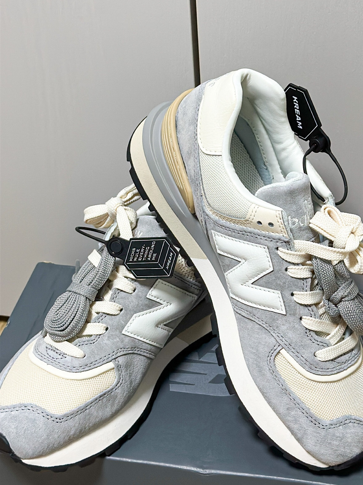 New Balance 574 Legacy Team Away Grey 착용 스타일