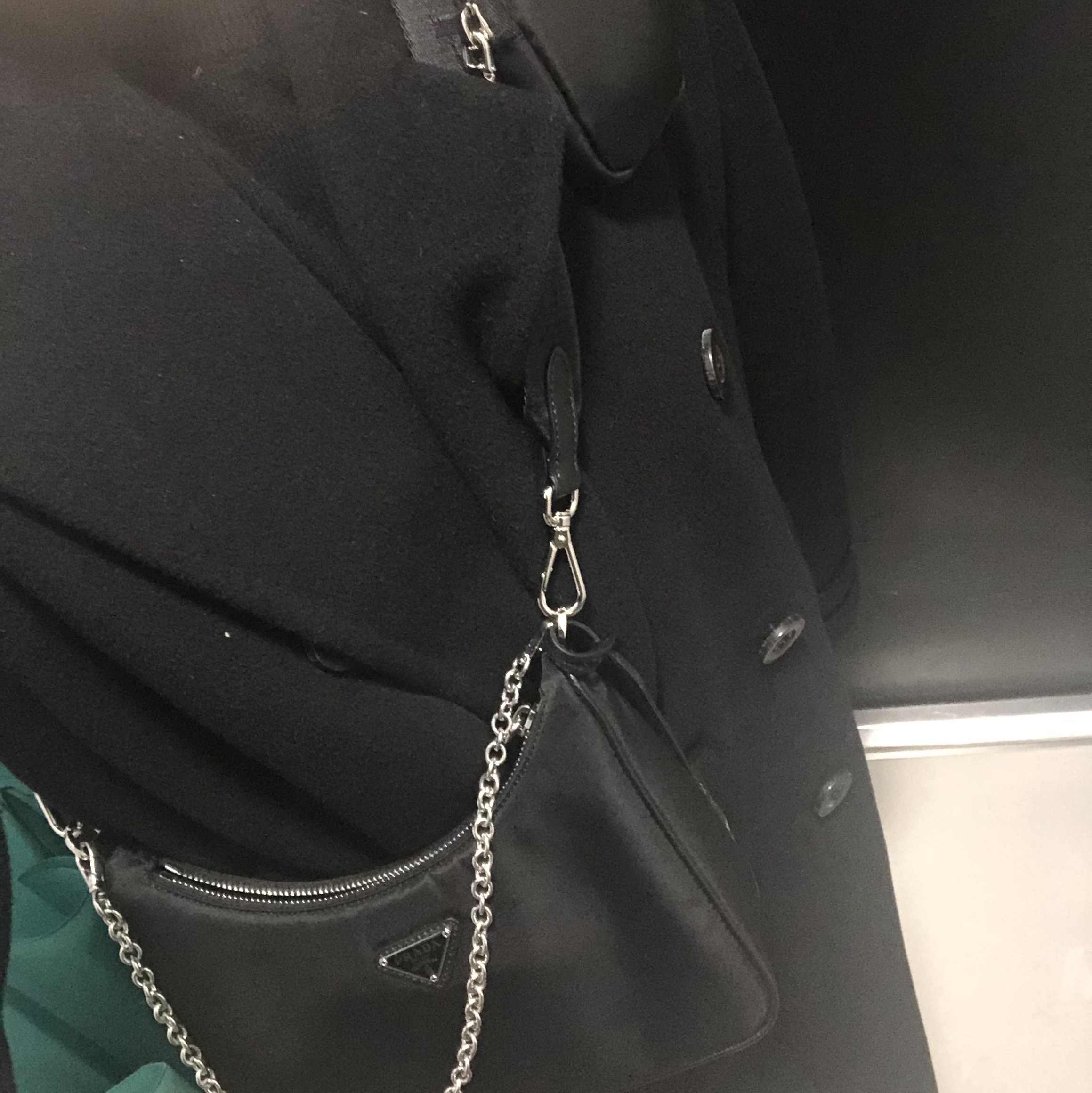 Prada Re-Edition 2005 Re-Nylon Shoulder Bag Black 착용 스타일