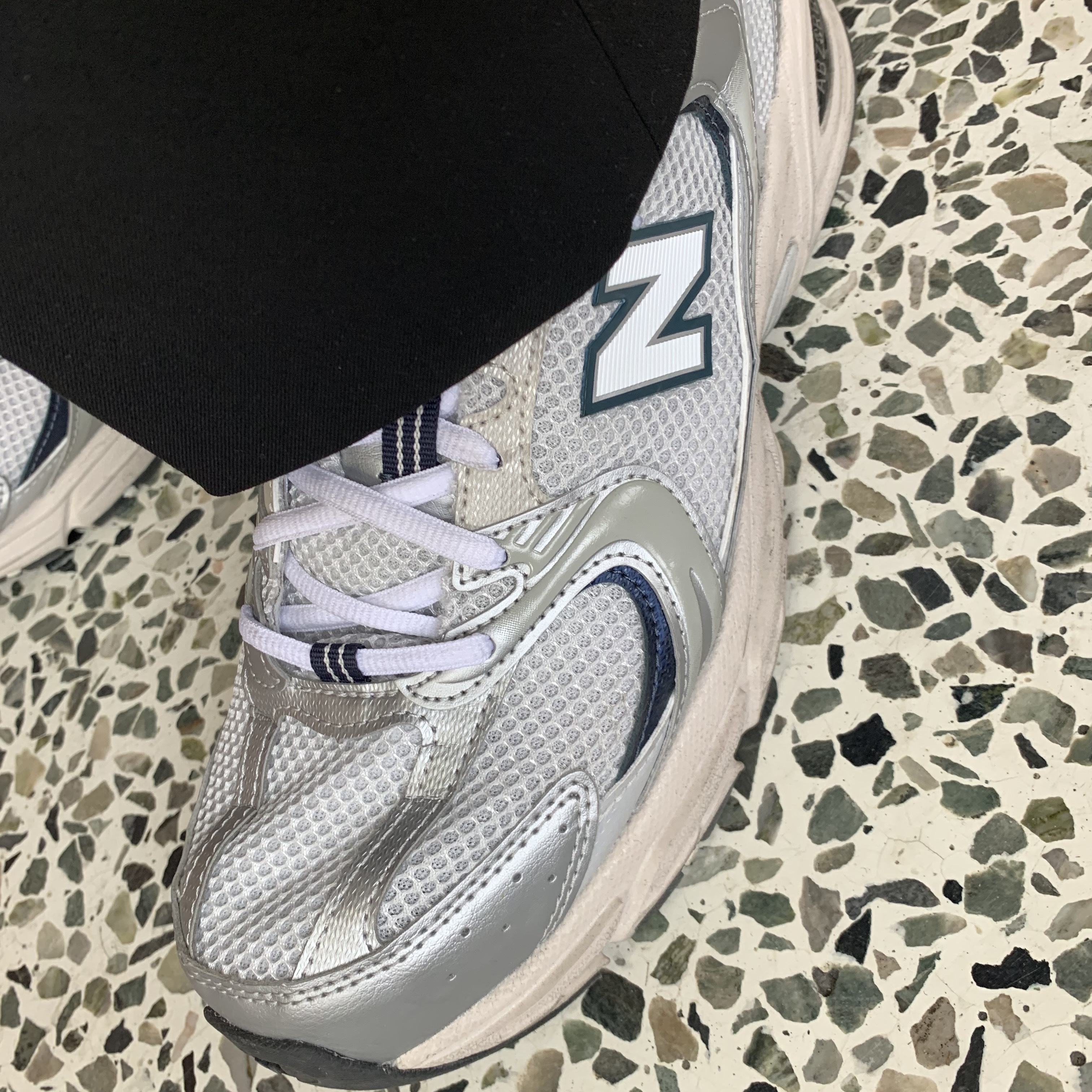 New Balance 530 Steel Grey 착용 스타일 - 1