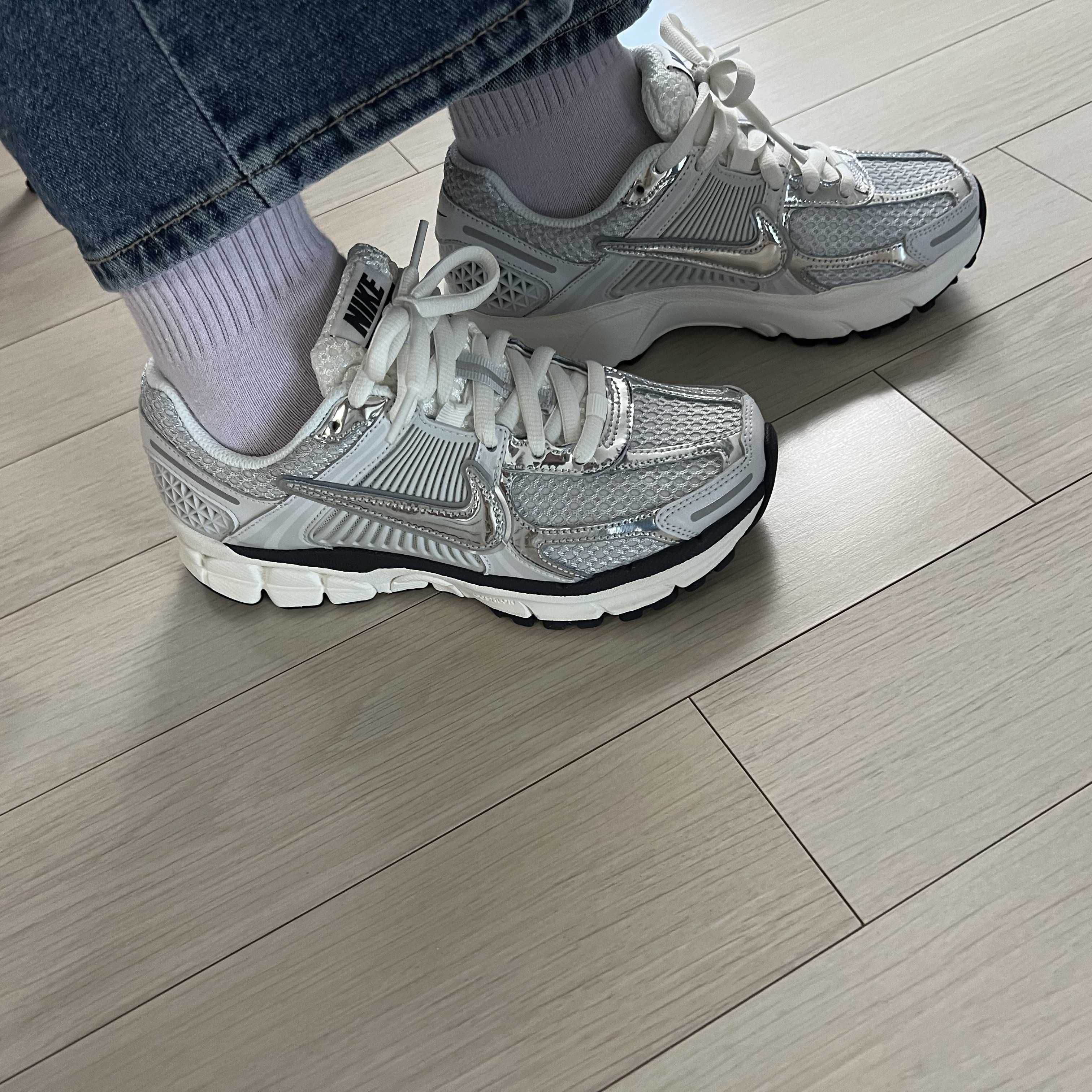 (W) Nike Zoom Vomero 5 Photon Dust and Metallic Silver 착용 스타일