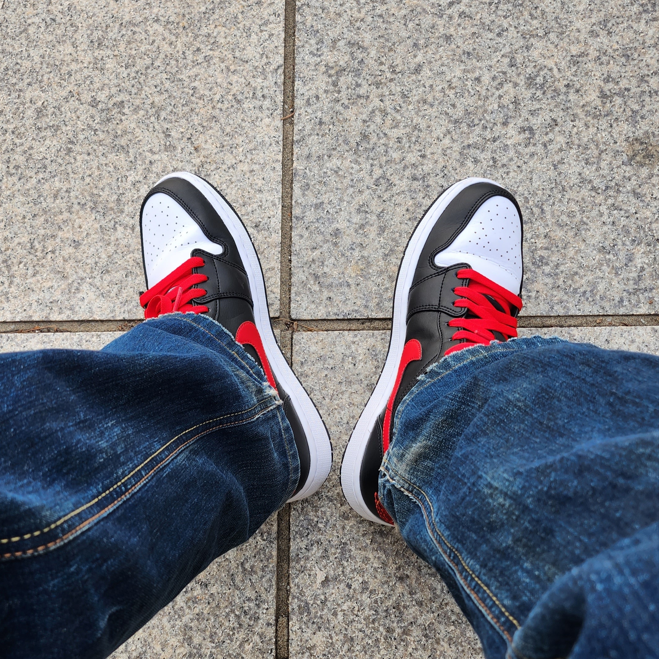 Jordan 1 Low Black Fire Red 착용 스타일 - 2
