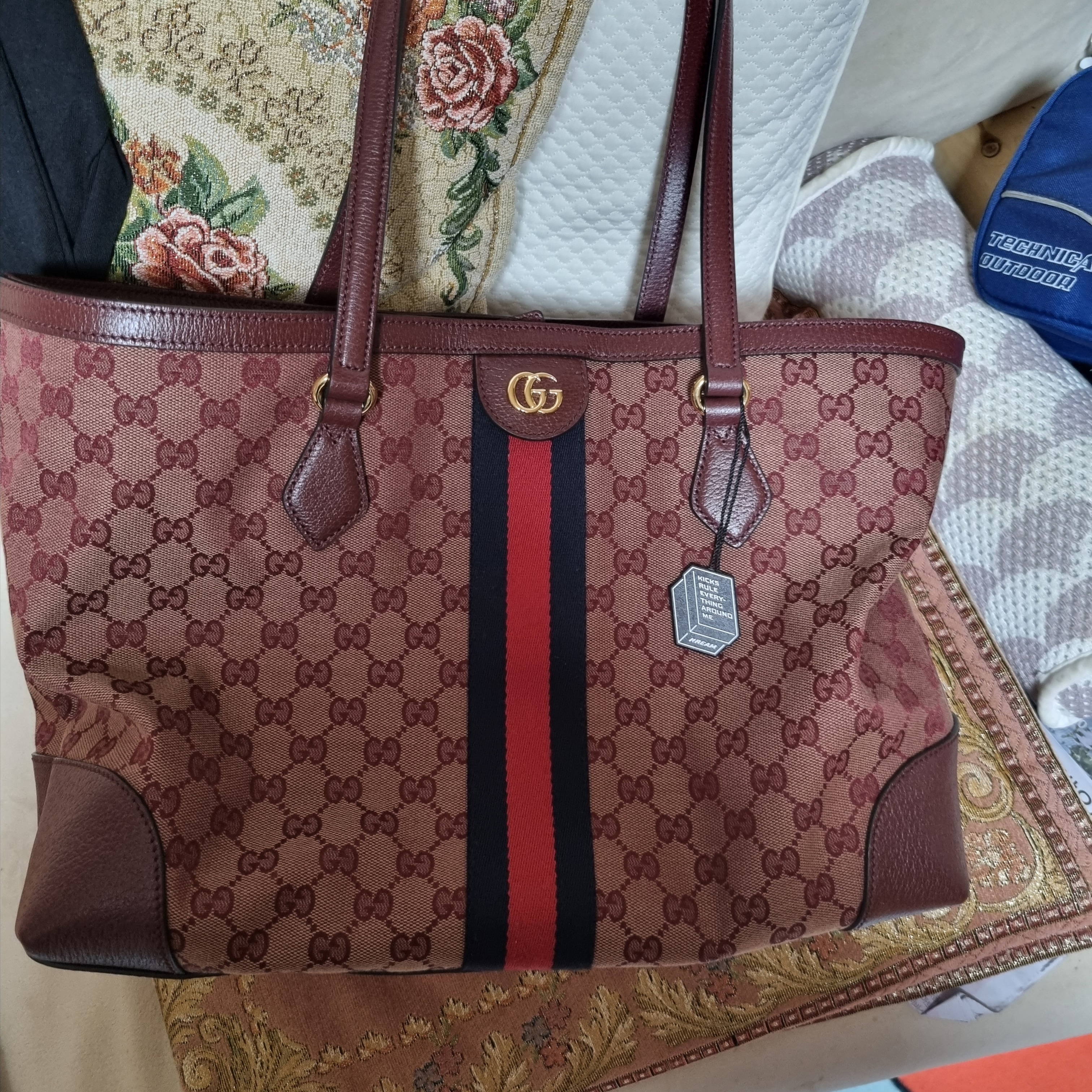 Gucci Ophidia Medium Tote With Web Burgundy 착용 스타일