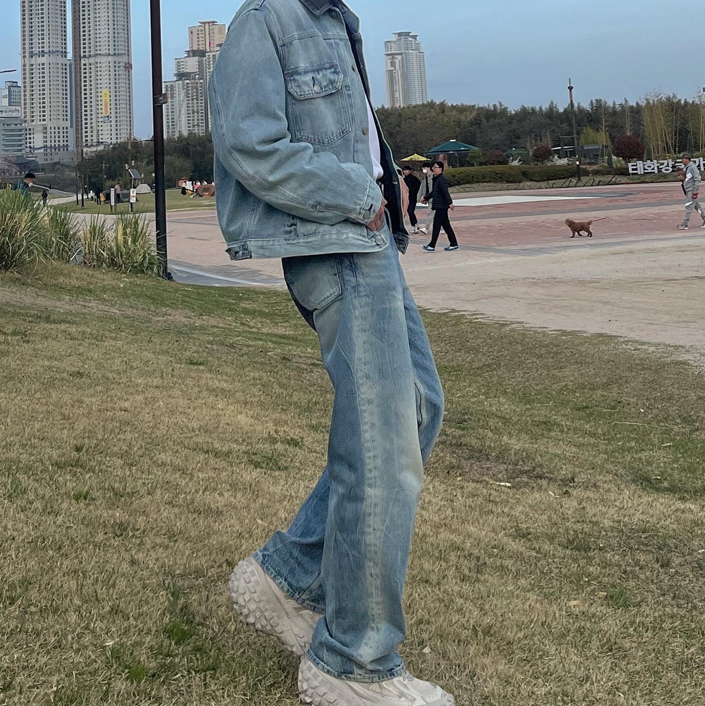 Stussy x Levi's Embossed Trucker Jacket Indigo, Balenciaga Defender Sneakers Beige 착용 스타일
