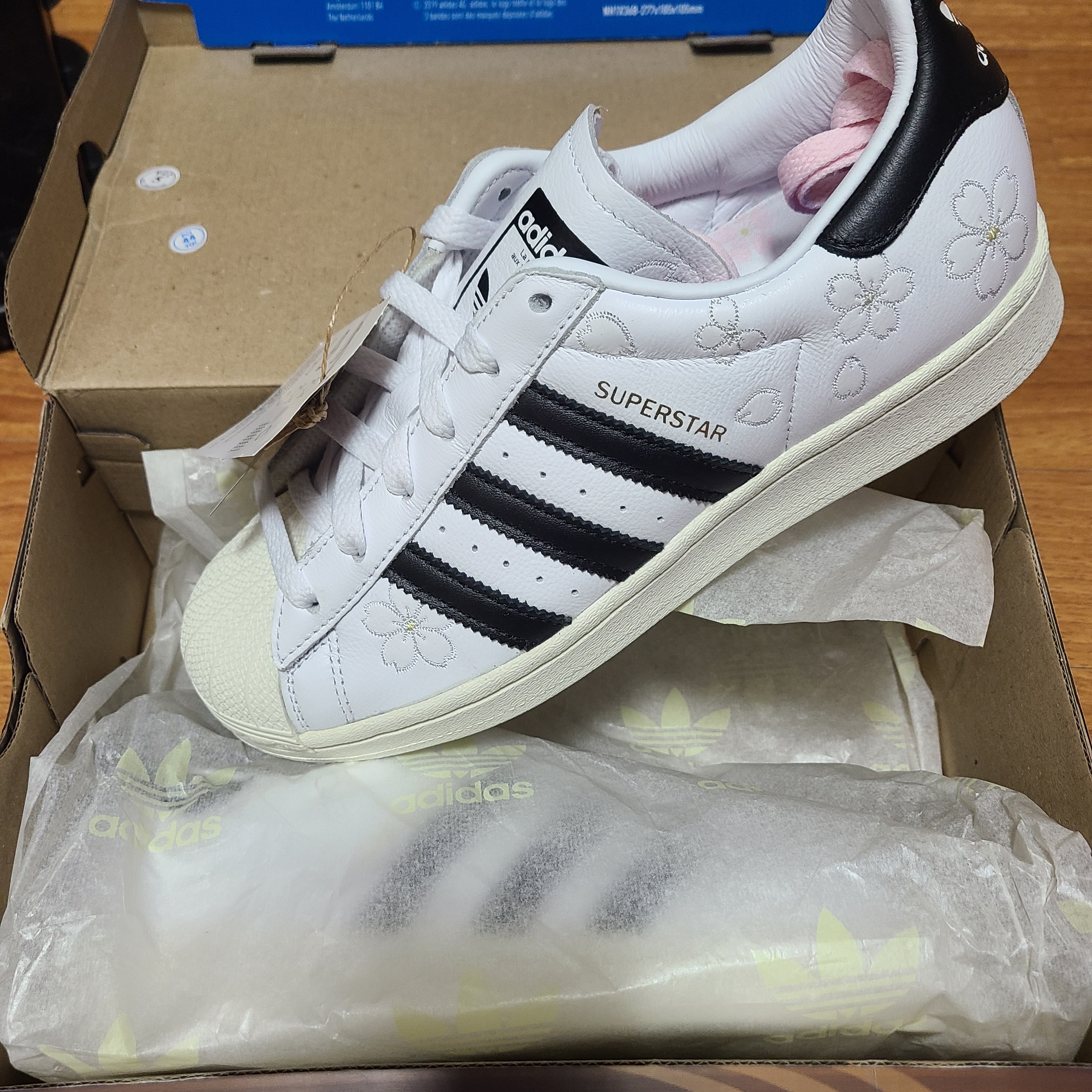 Adidas Superstar Hanami Cloud White Core Black 착용 스타일