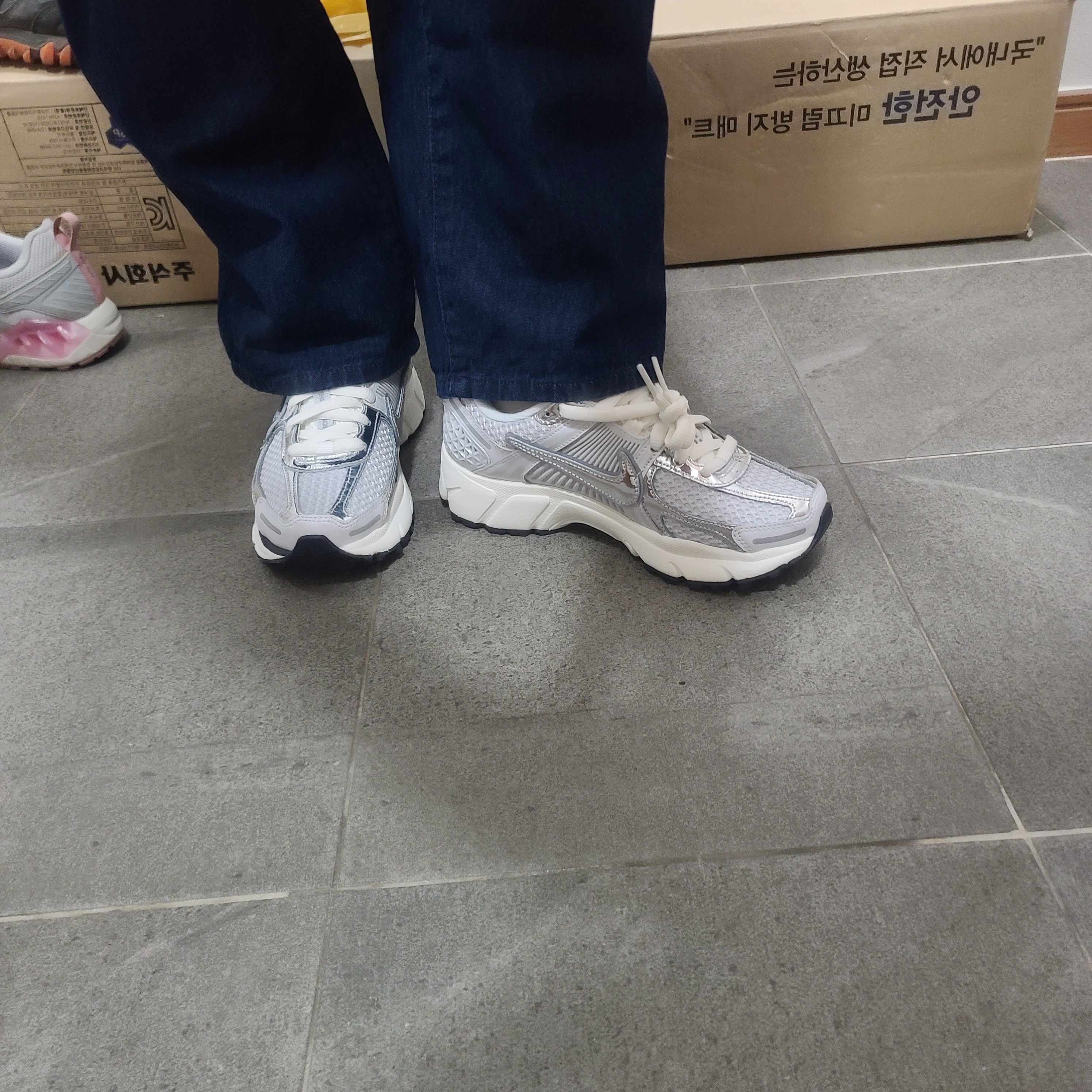(W) Nike Zoom Vomero 5 Photon Dust and Metallic Silver 착용 스타일 - 3