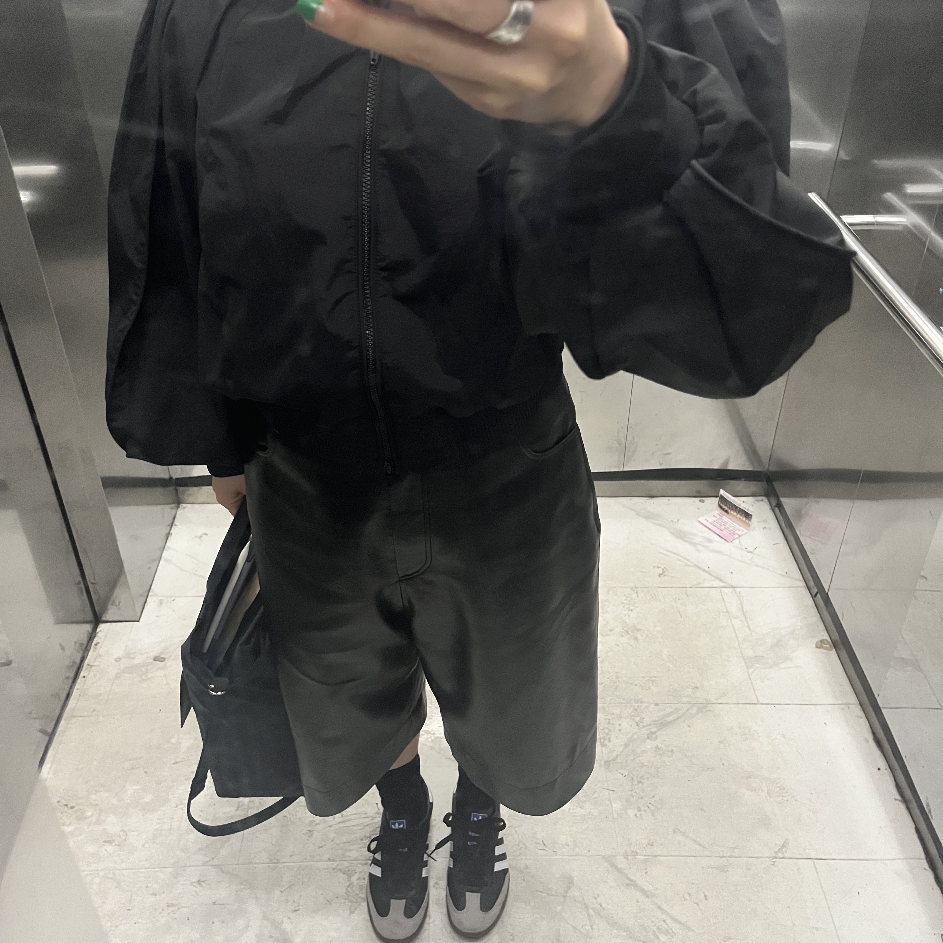 Adidas Samba OG Black White Gum, Acne Studios Baker Out Medium Tote Bag Black 착용 스타일