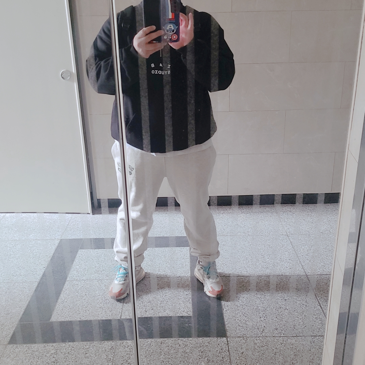 IAB Studio Half Zip-Up Black White 착용 스타일