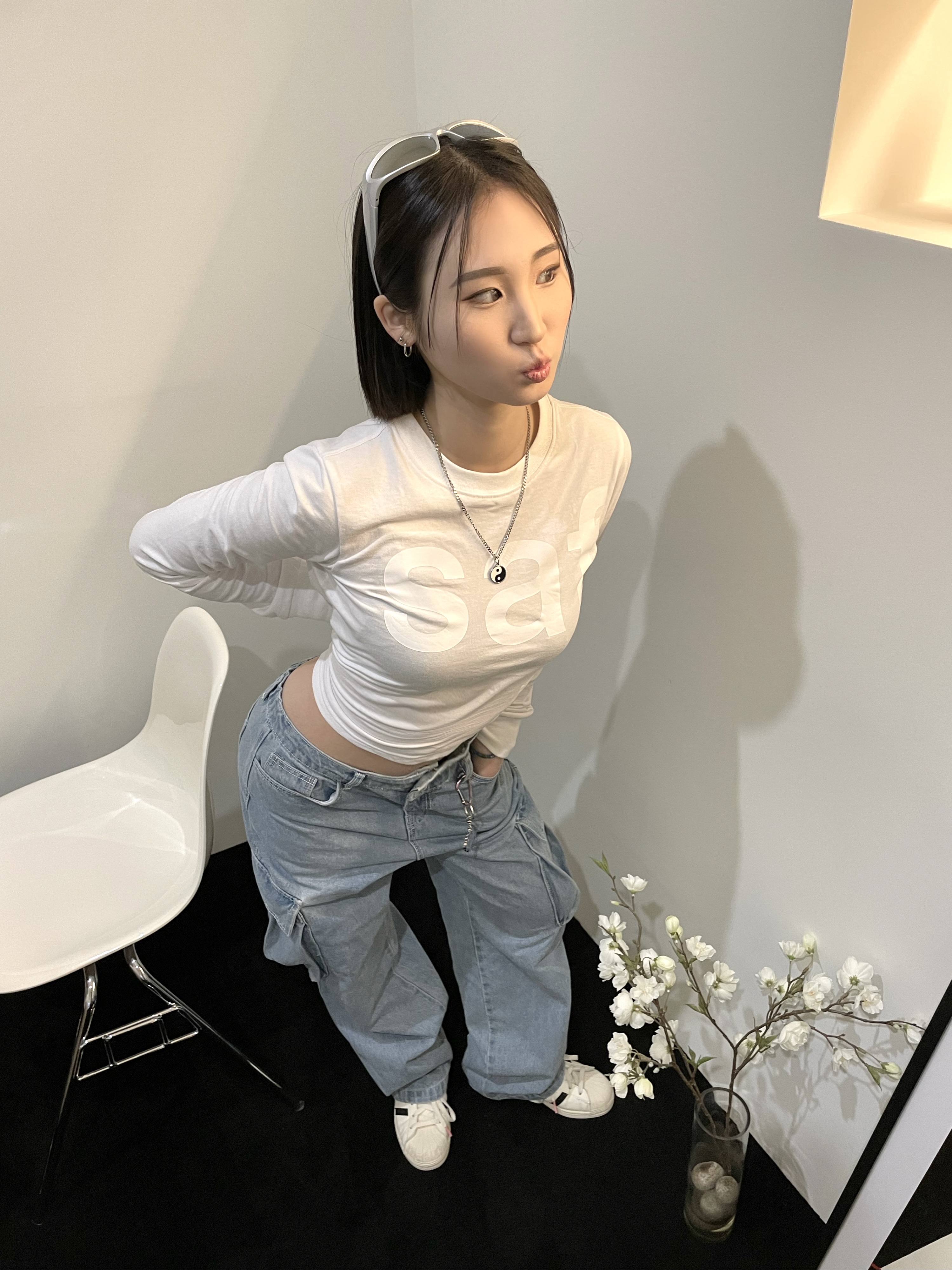 [KREAM 단독] Safarispot Women 1/2 Basic Safari LS T-Shirt White 착용 스타일 - 1