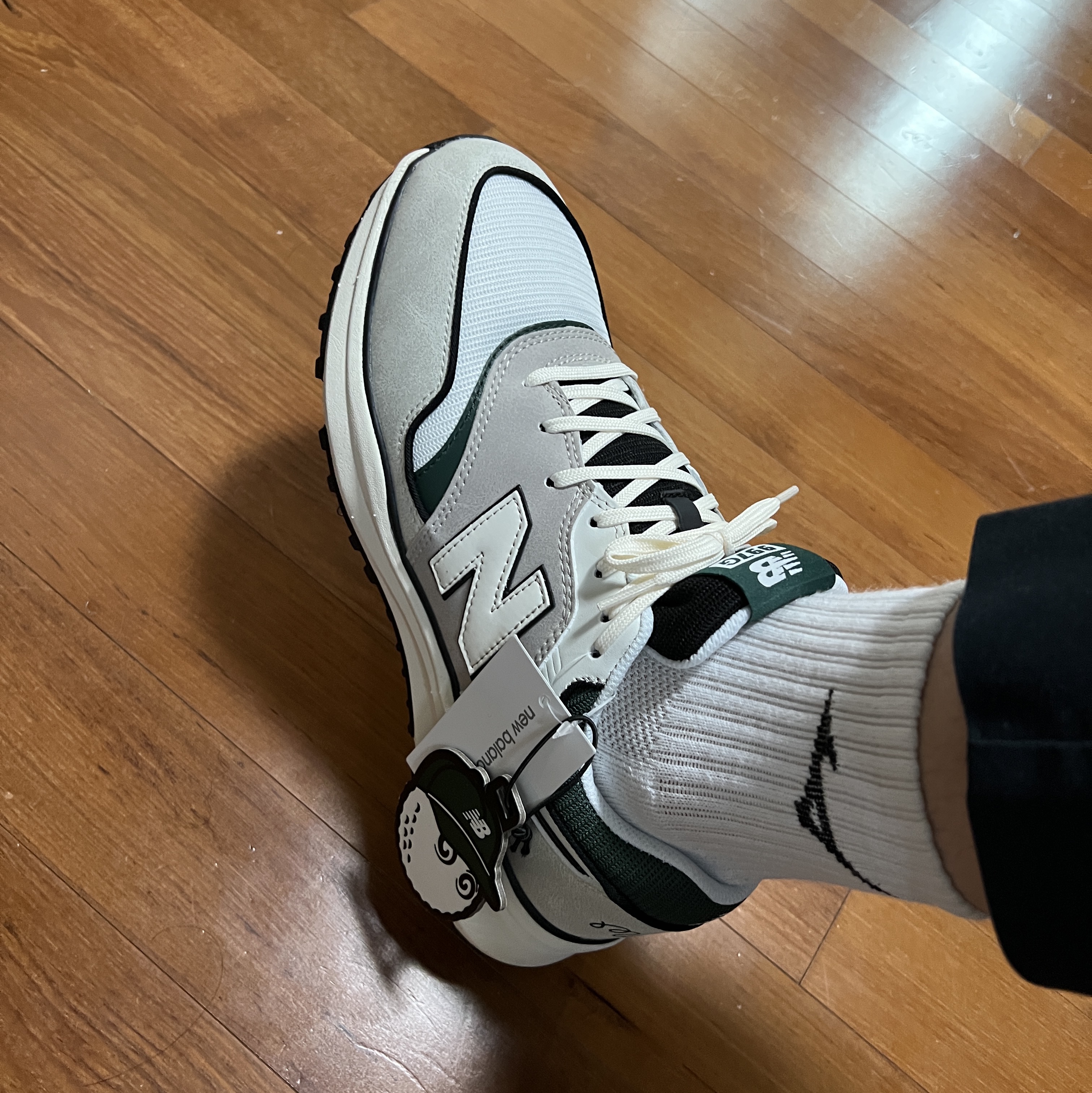New Balance x Malbon 997 Golf Grey Green 착용 스타일 - 2