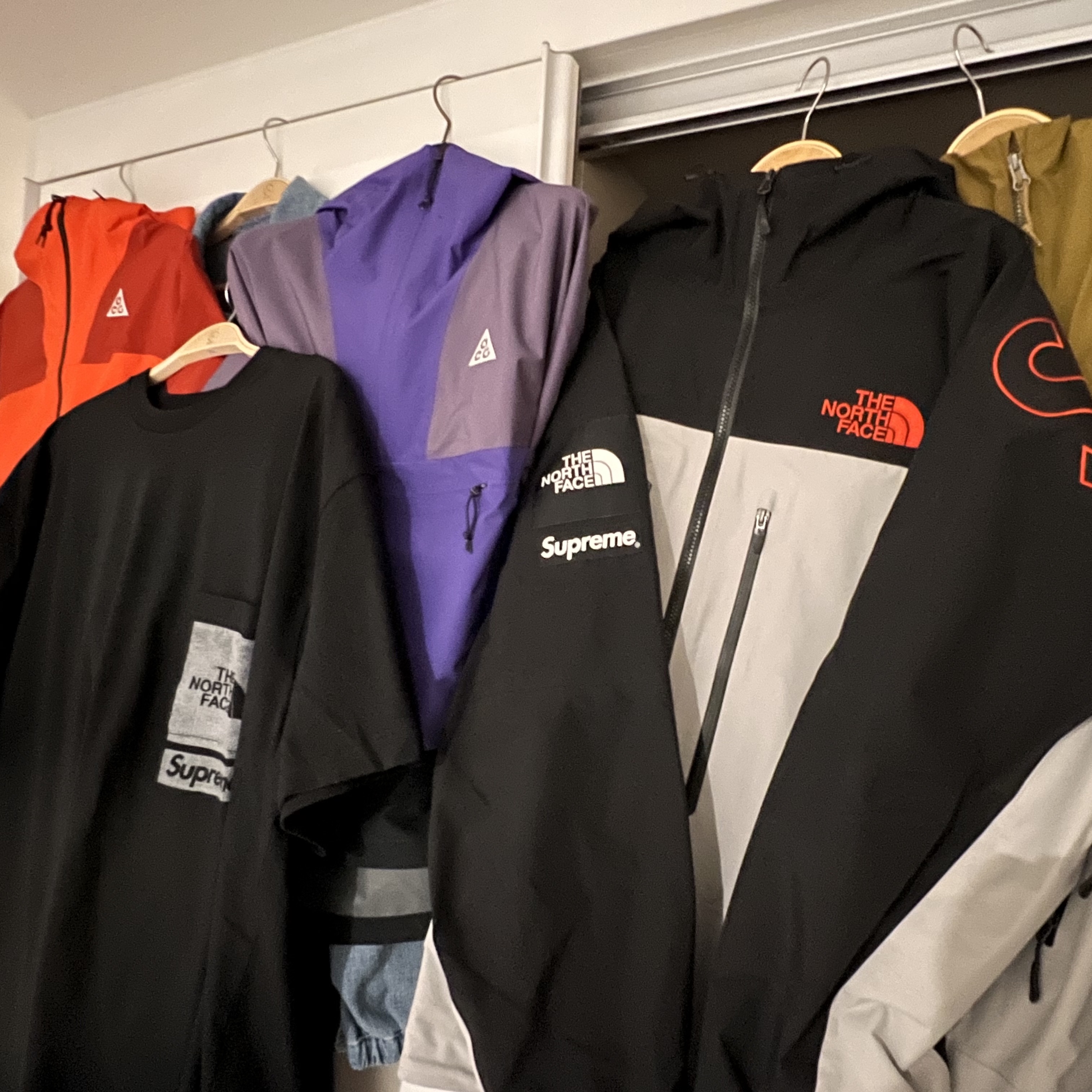 Supreme x The North Face Printed Pocket T-Shirt Black - 23SS, Supreme x The North Face Taped Seam Shell Jacket Grey - 22FW 착용 스타일