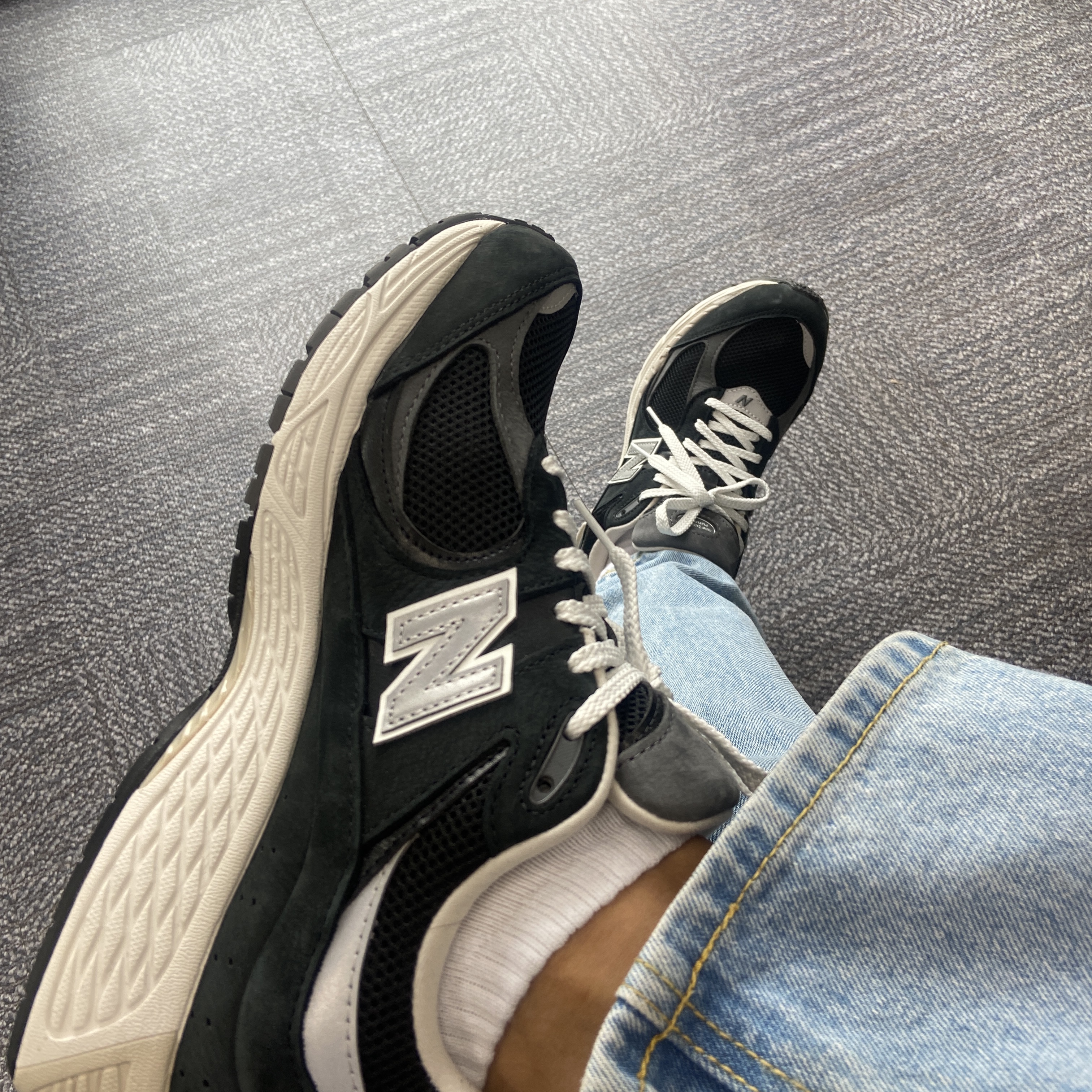 New Balance 2002R Premium Vintage Black 착용 스타일 - 2