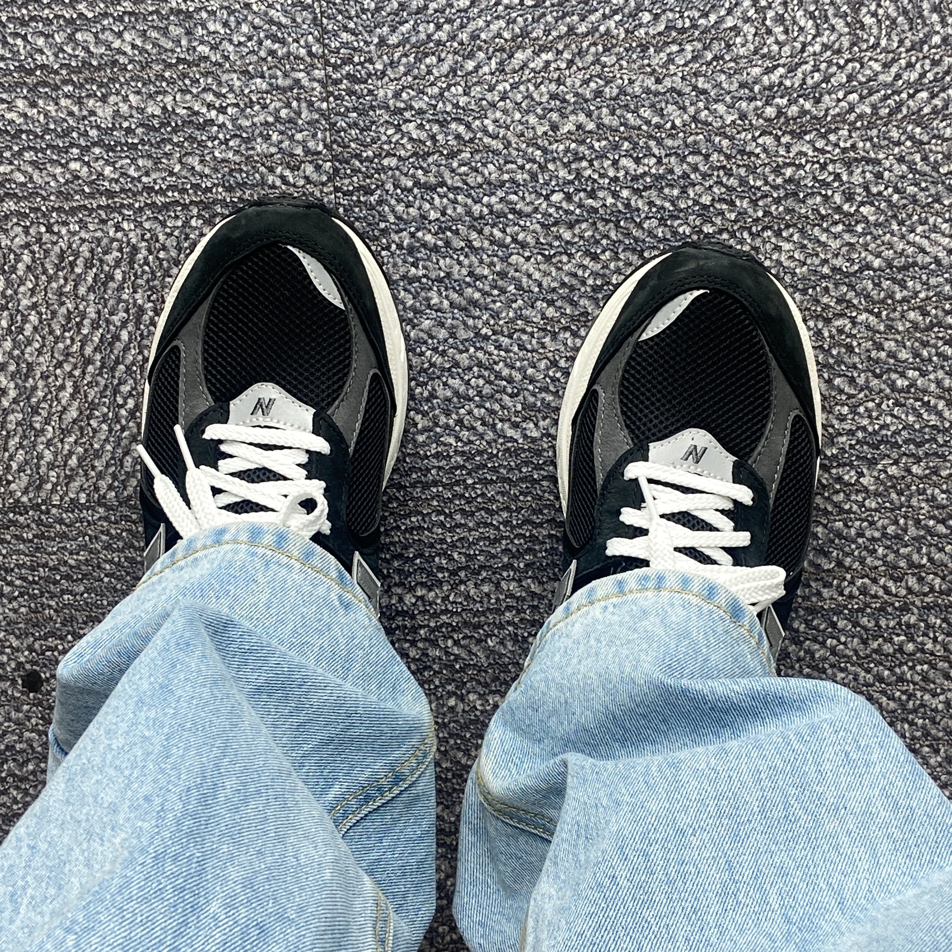New Balance 2002R Premium Vintage Black 착용 스타일 - 3