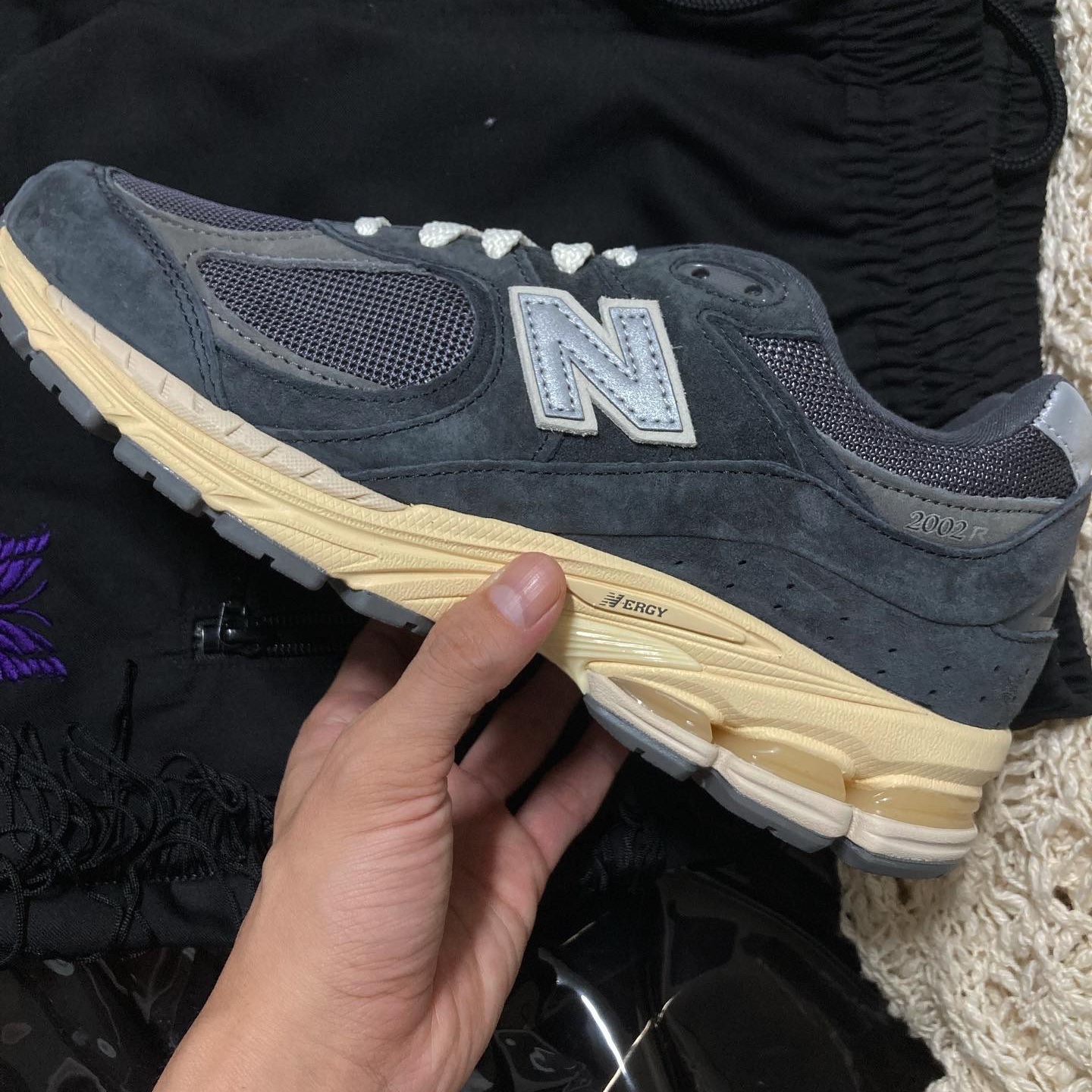 New Balance 2002R Special Vintage Black Grey 착용 스타일 - 2