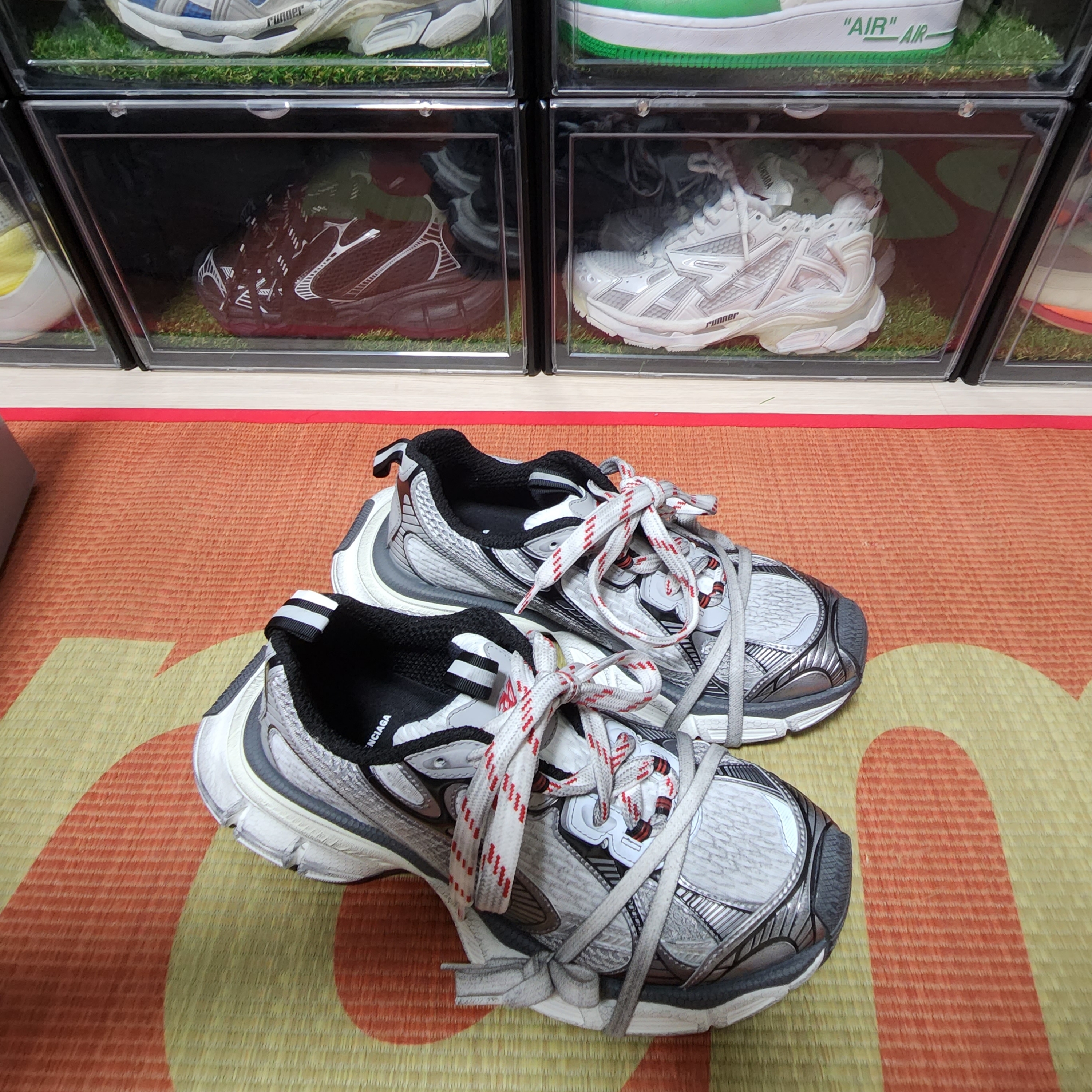Balenciaga 3XL Sneakers Grey White Red 착용 스타일 - 2