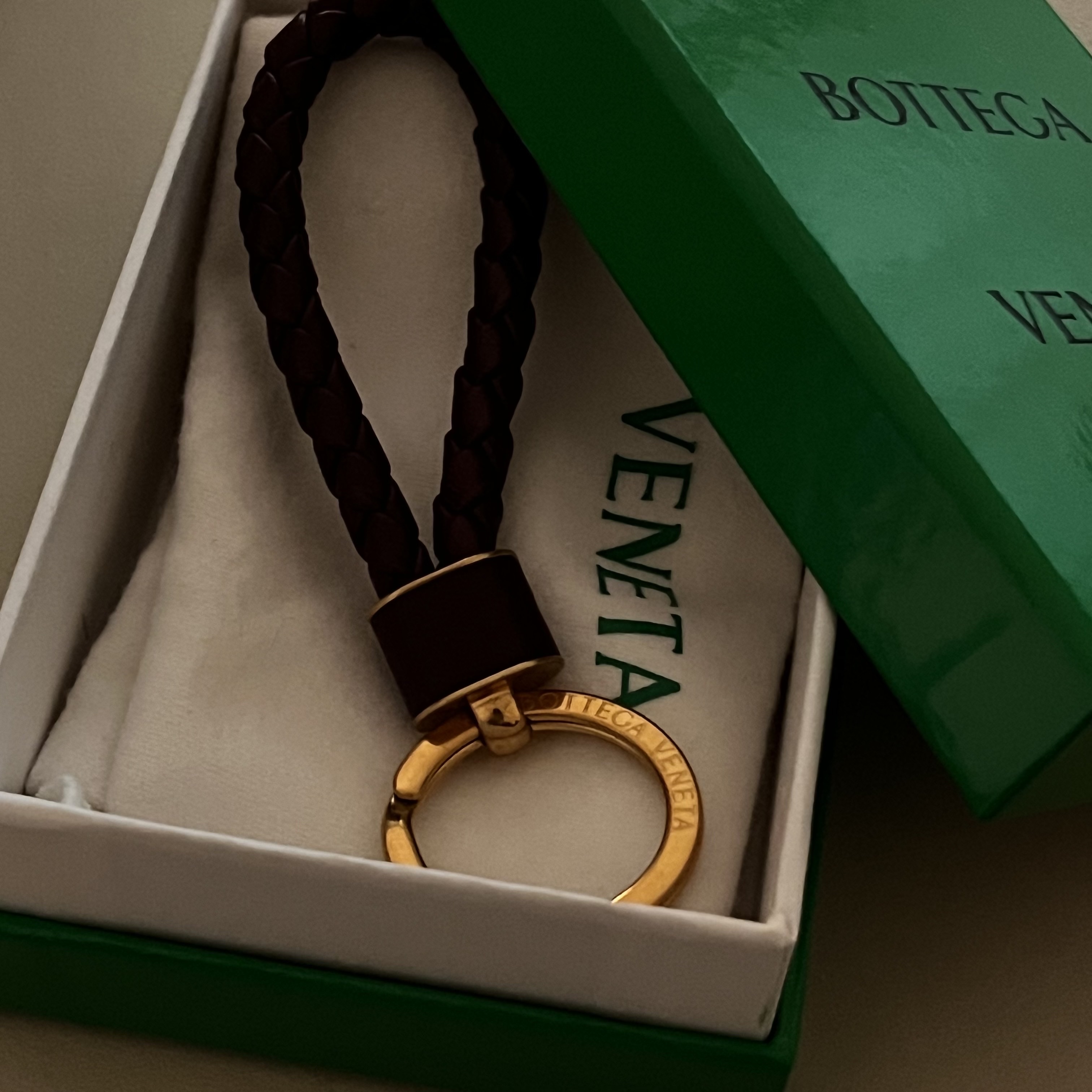Bottega Veneta Leather Keyring Bordeaux 착용 스타일