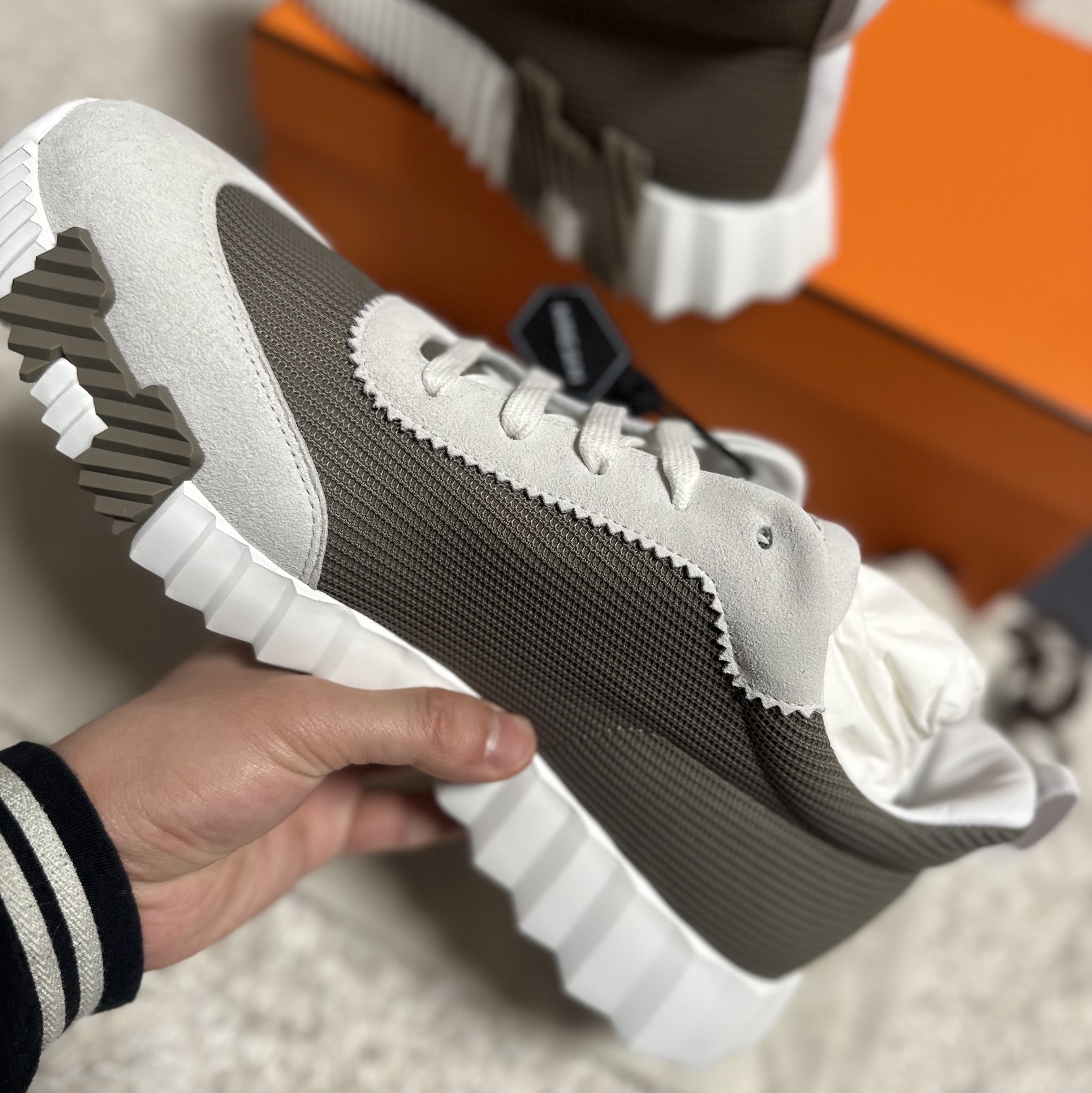 Hermes Bouncing Sneakers Mesh Suede Goatskin & Beige Blanc, Boucheron Quatre Classique Ring Small 18K Yellow White Pink Gold Brown 착용 스타일 - 3