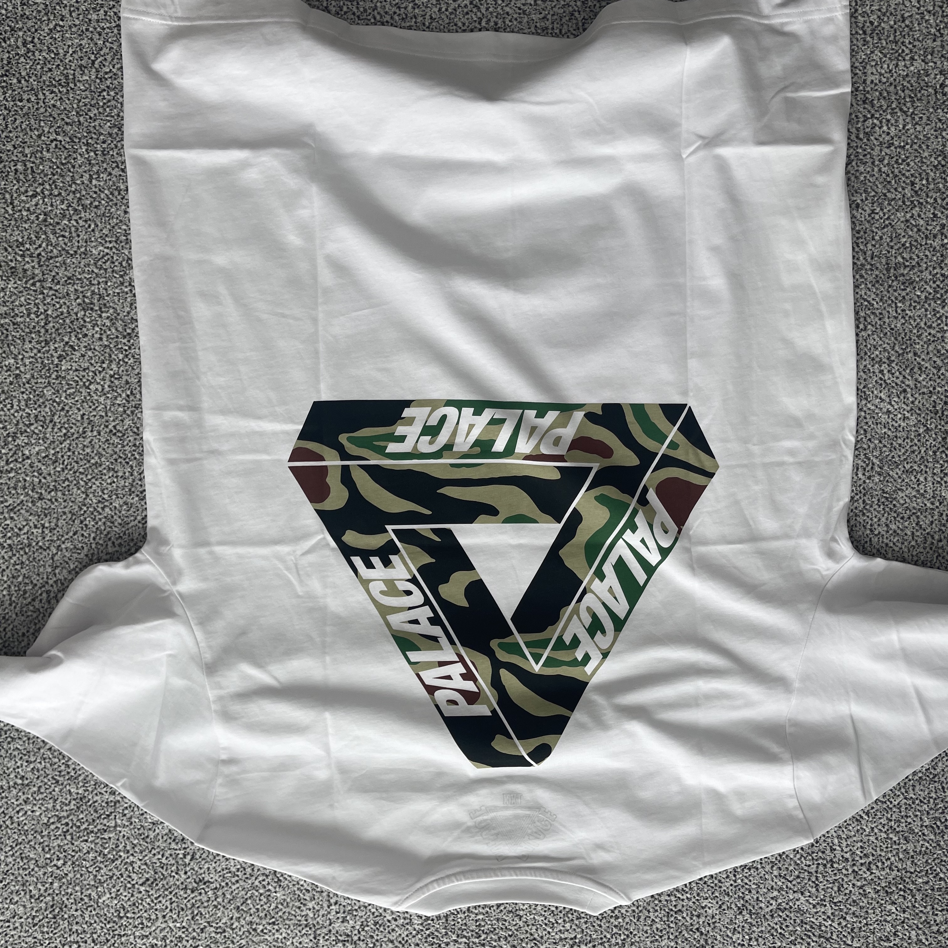 Palace Jungle Camo Tri-Ferg T-Shirt White - 23SS 착용 스타일